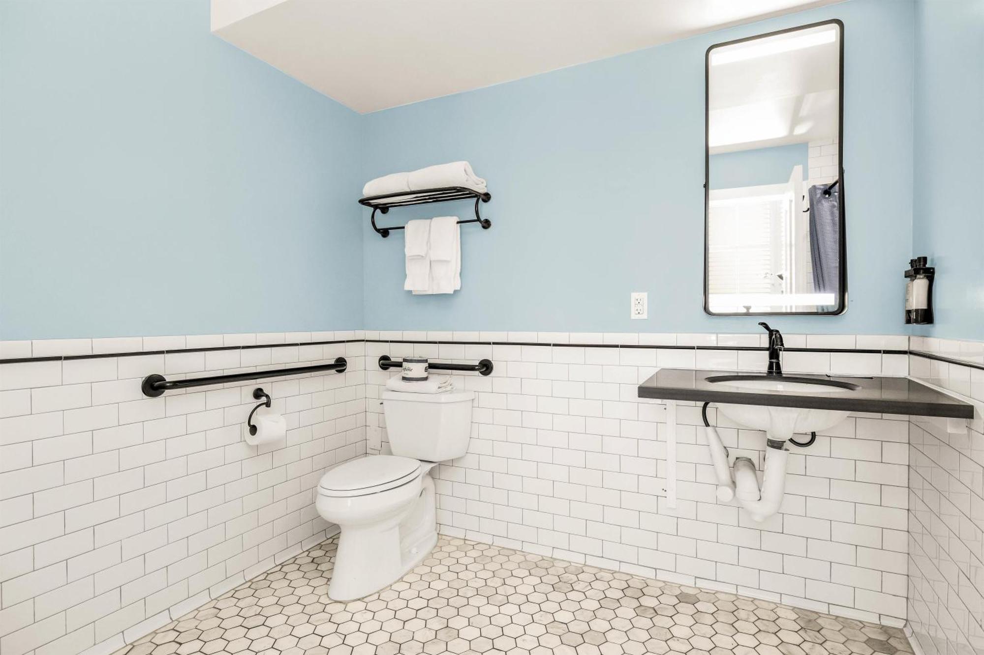 Deluxe King Room Bathtub Mobility or Hearing Accessible