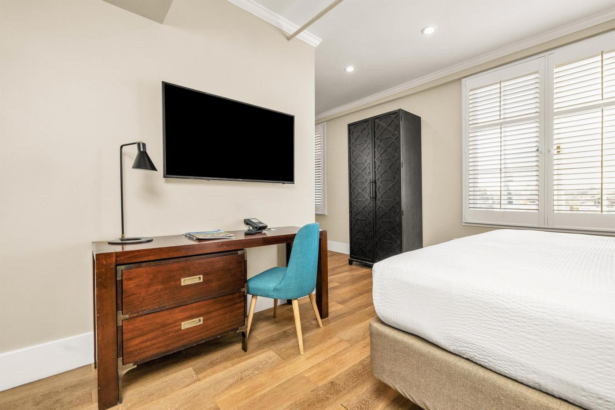Deluxe King Room Bathtub Mobility or Hearing Accessible