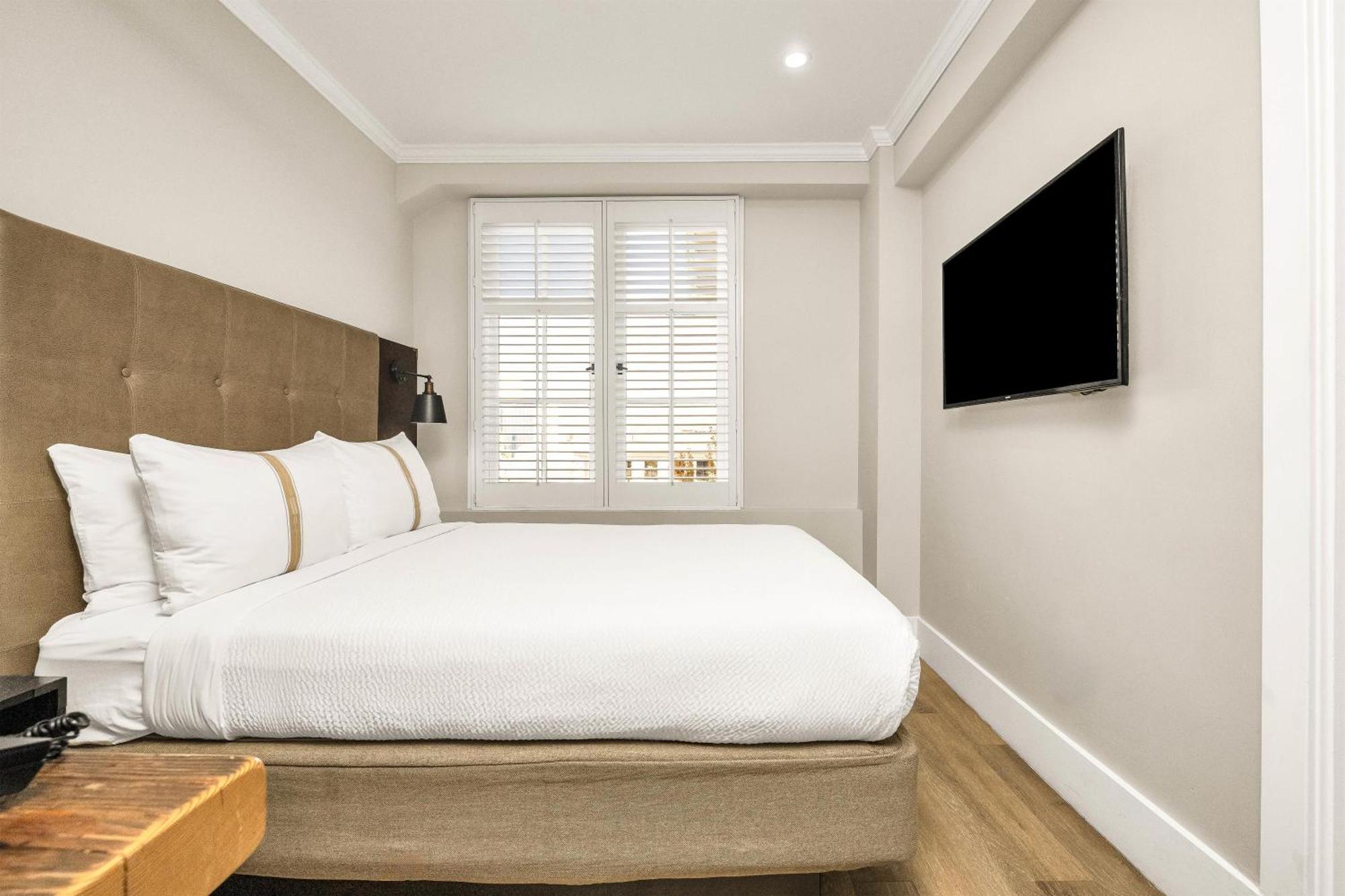 Petite Queen Room One Queen Bed