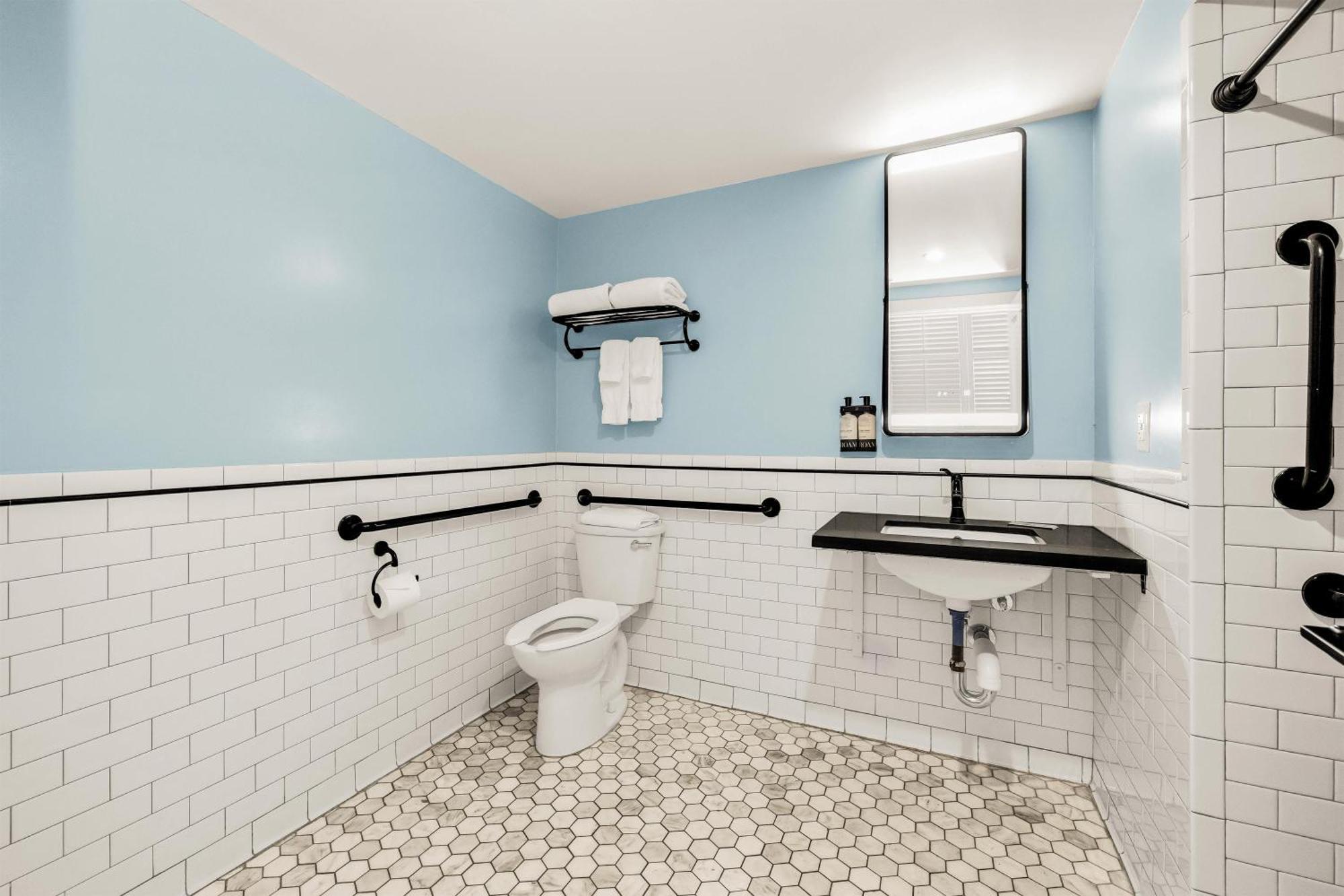 Deluxe King Room Bathtub Mobility or Hearing Accessible