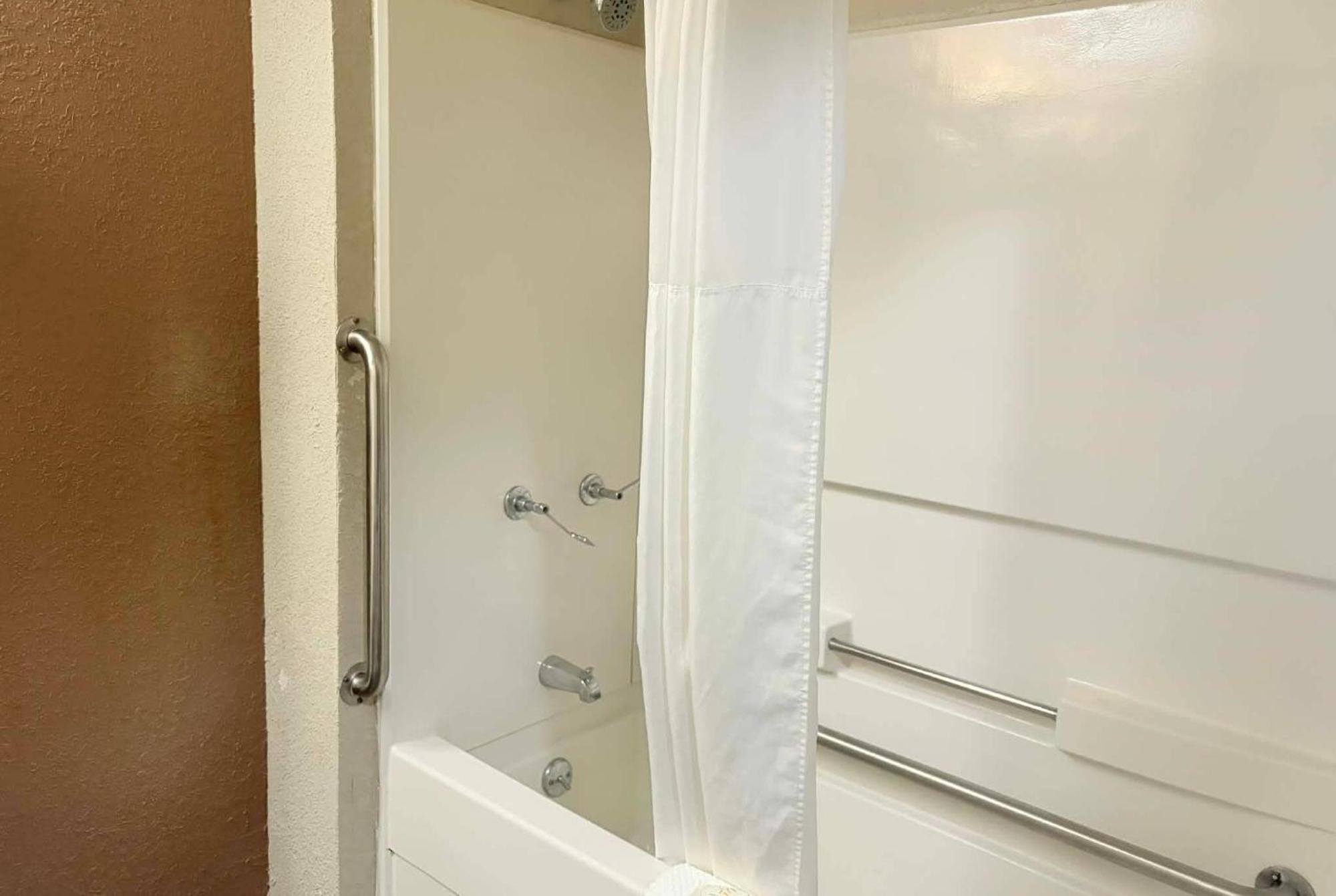 King Room with Tub and Grab Bars - Mobility/Hearing Accessible - Non-Smoking,1758360043:JPEG