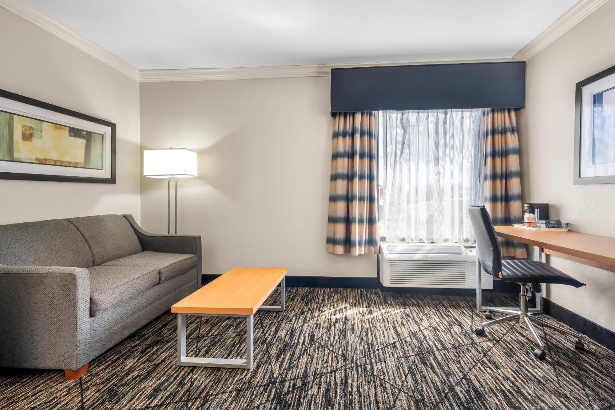 Executive King Room with Sofa Bed - Non-Smoking