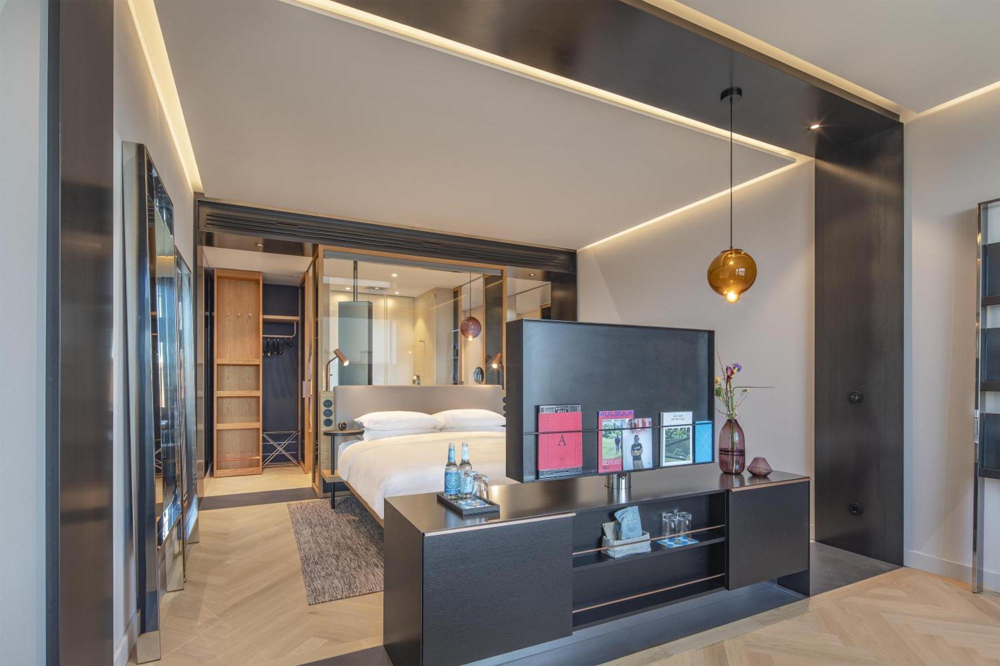 Zimmer mit Kingsize-Bett und Stadtblick