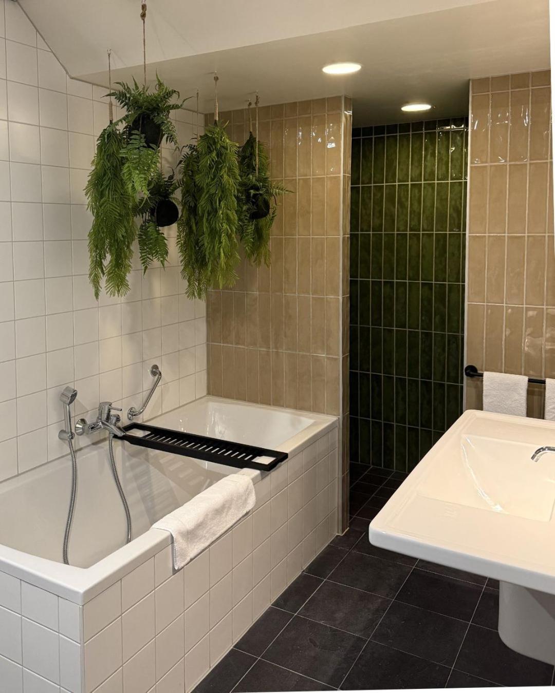 Deluxe Romantic Room with Bath,1758518786:JPEG