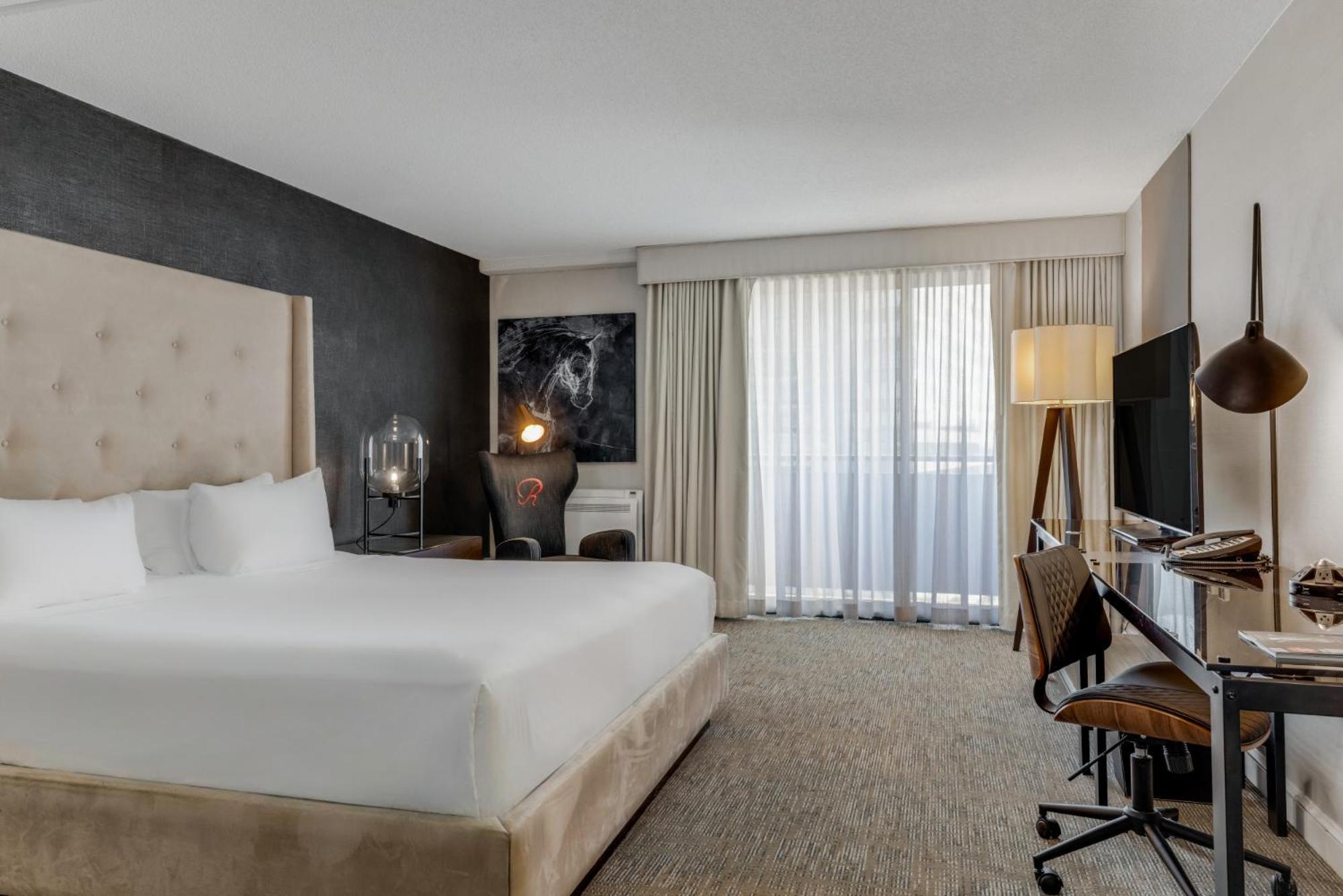 Superior King Room Accessible