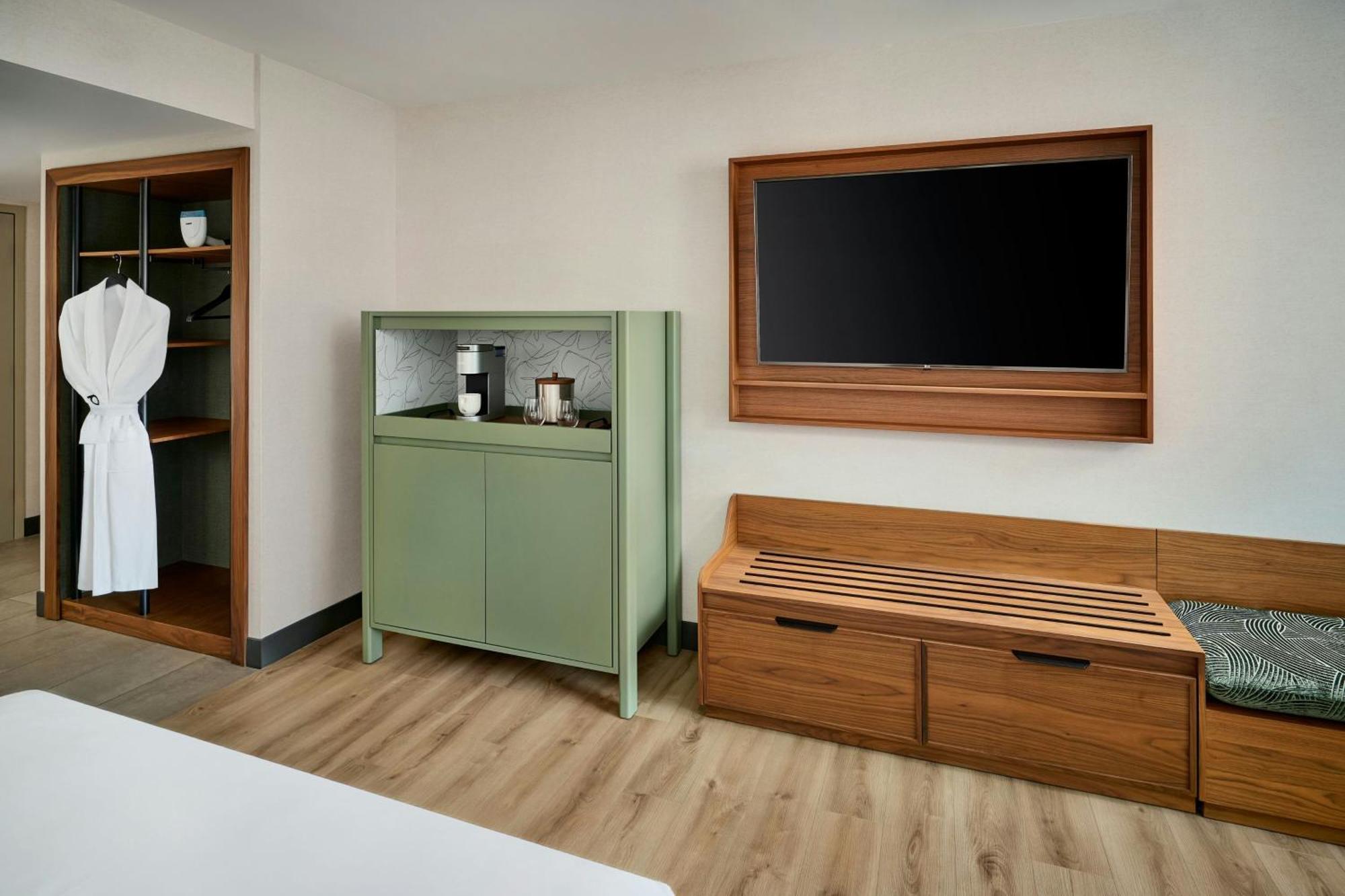 Queen Room with Two Queen Beds and Bath Tub,1758537825:JPEG