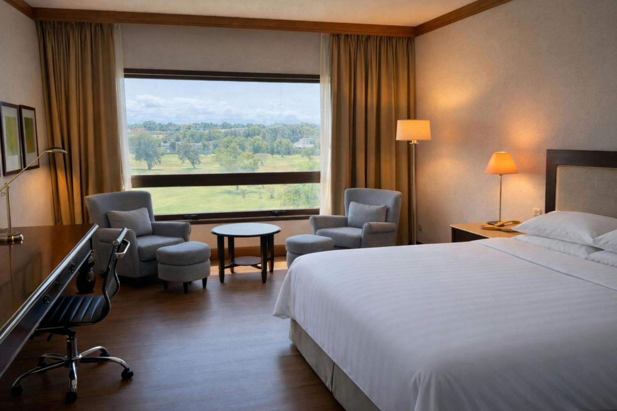 Golf View Guest room 1 King