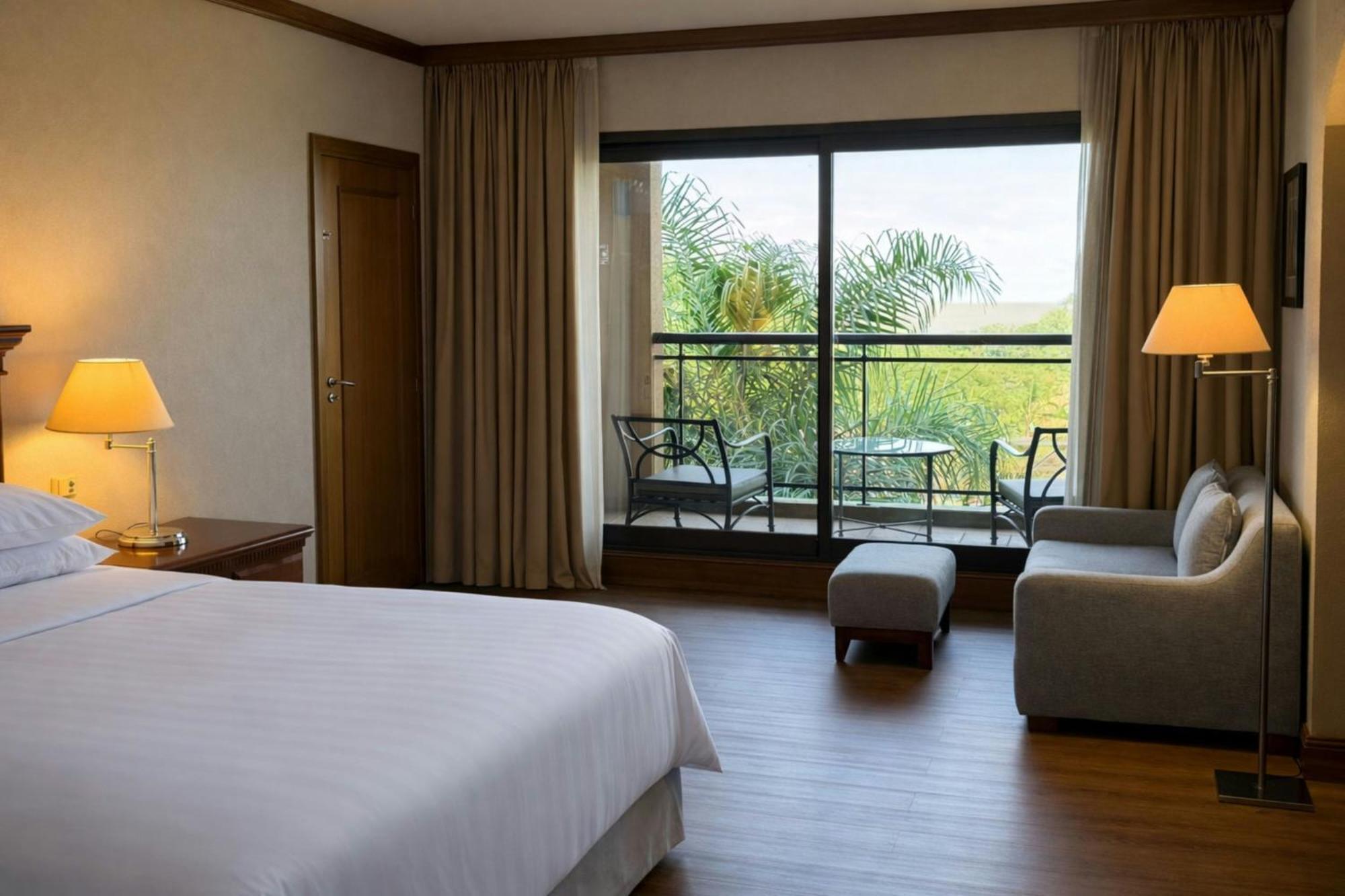 Junior Suite 1 King River view Balcony