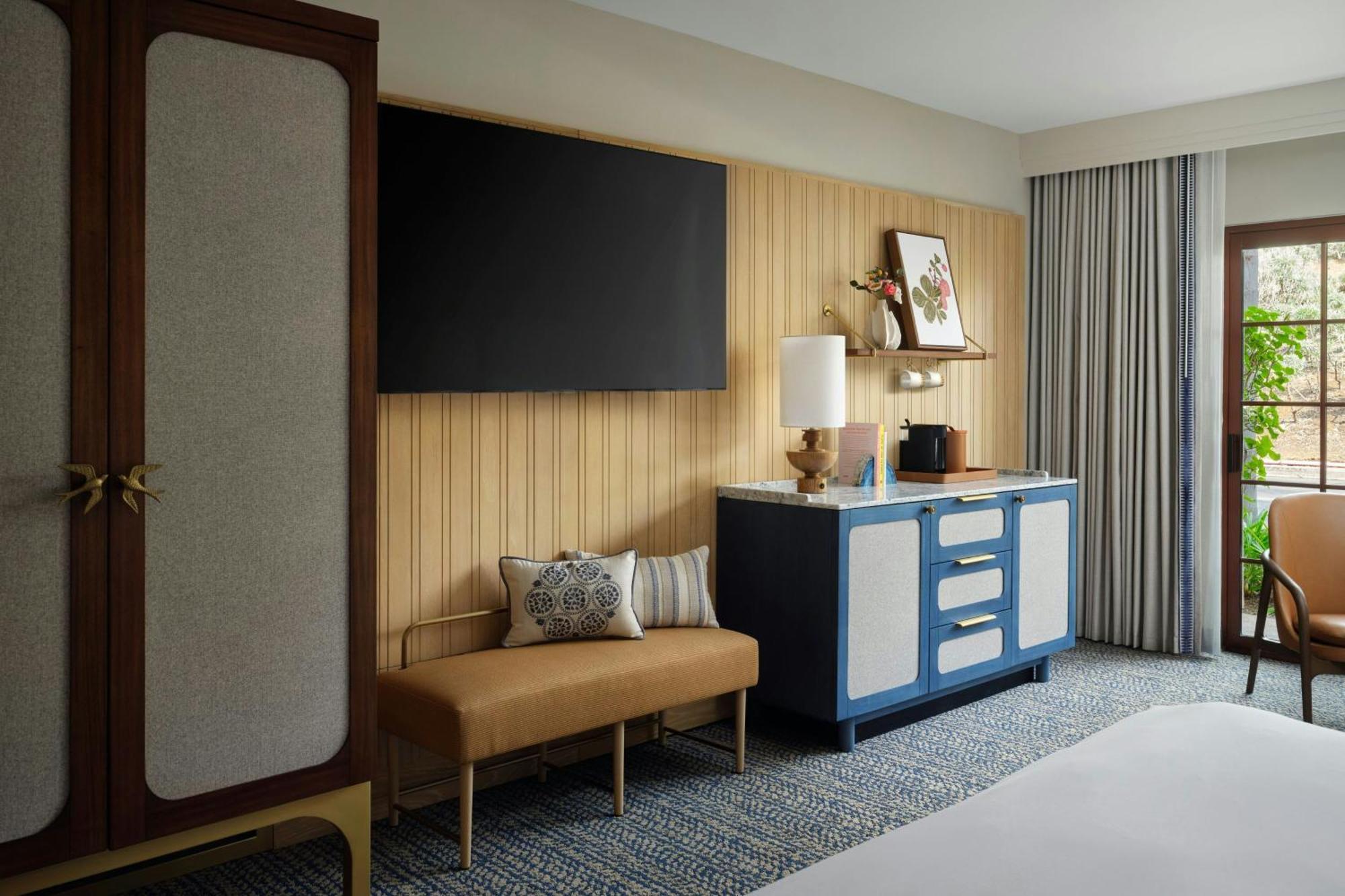 King Room with Balcony and Coastline View