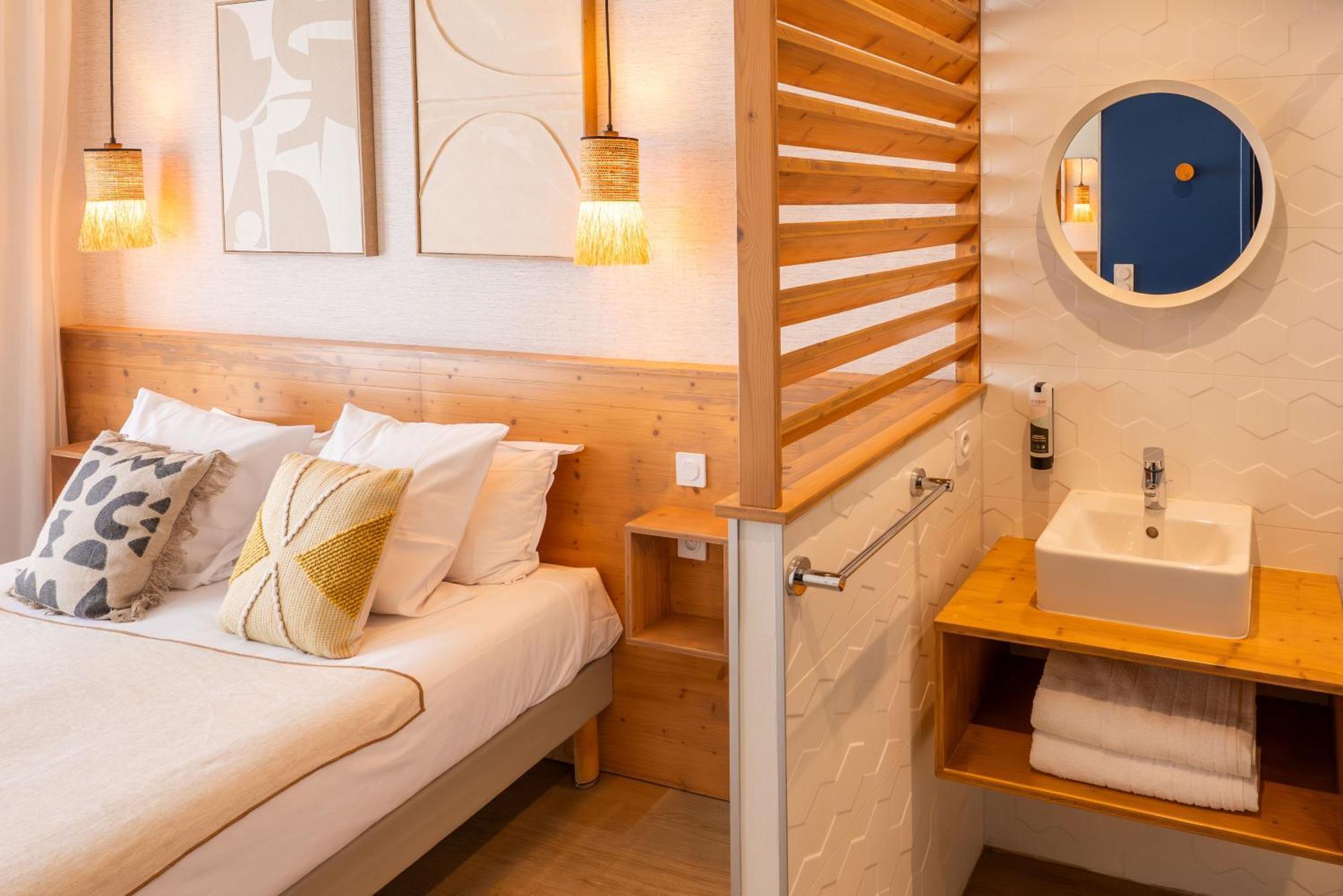 Double or Twin Room Side Sea View