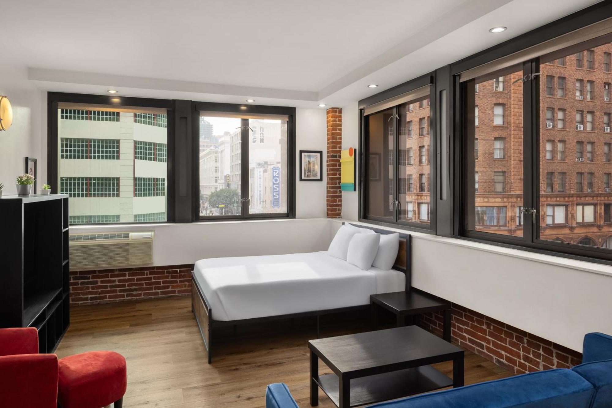 Bedroom Deluxe Broadway Suite One King Bed Non-Smoking