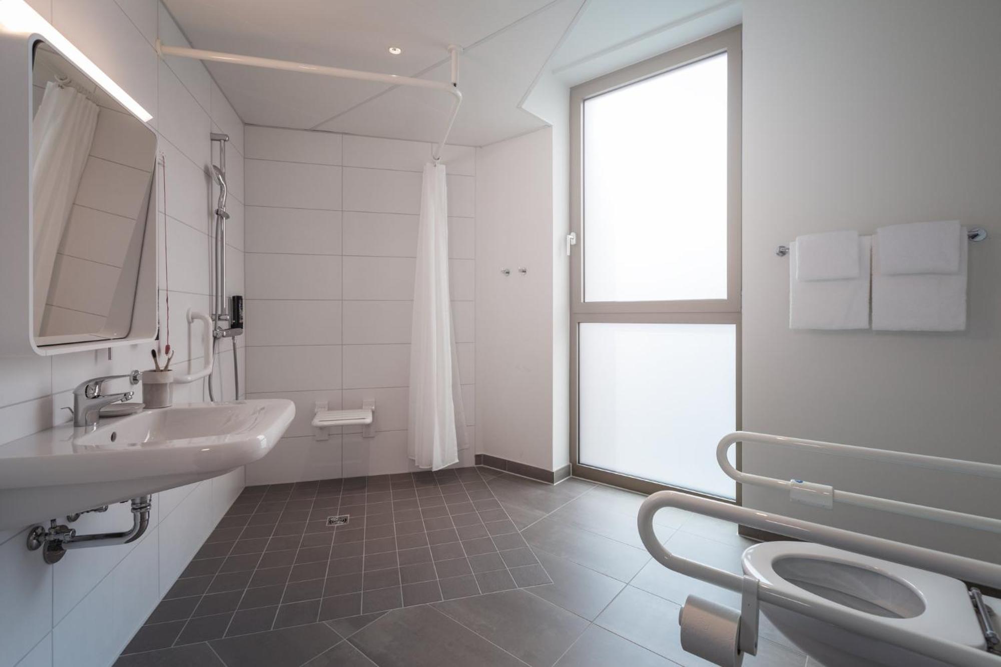 Standard Queen Room Accessible