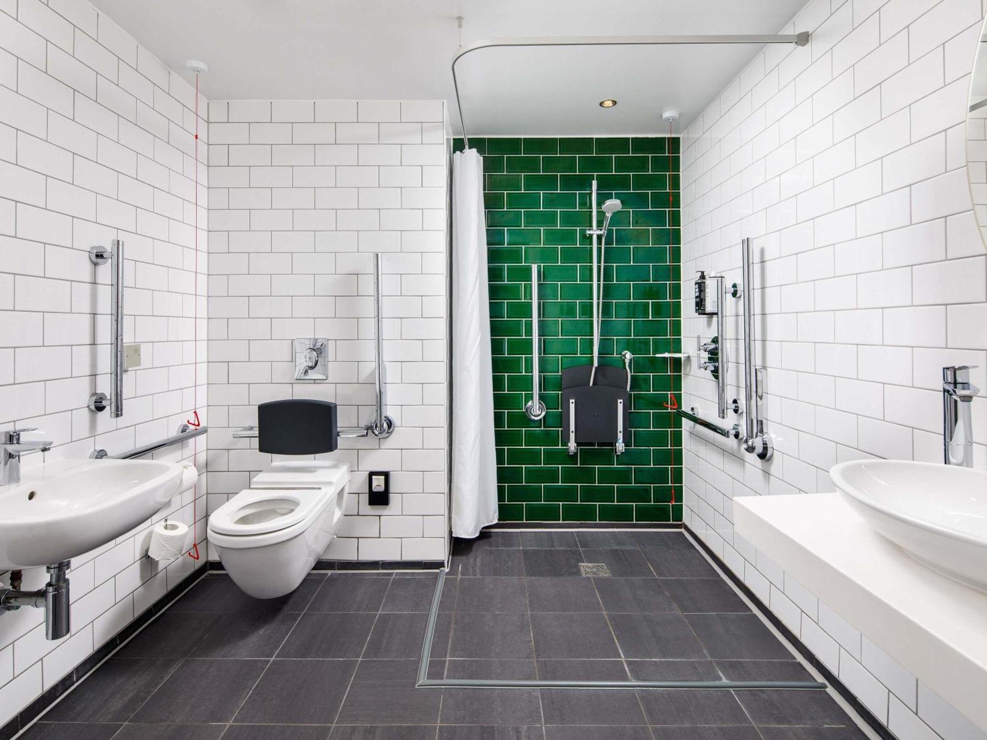 Classic Queen Room Accessible