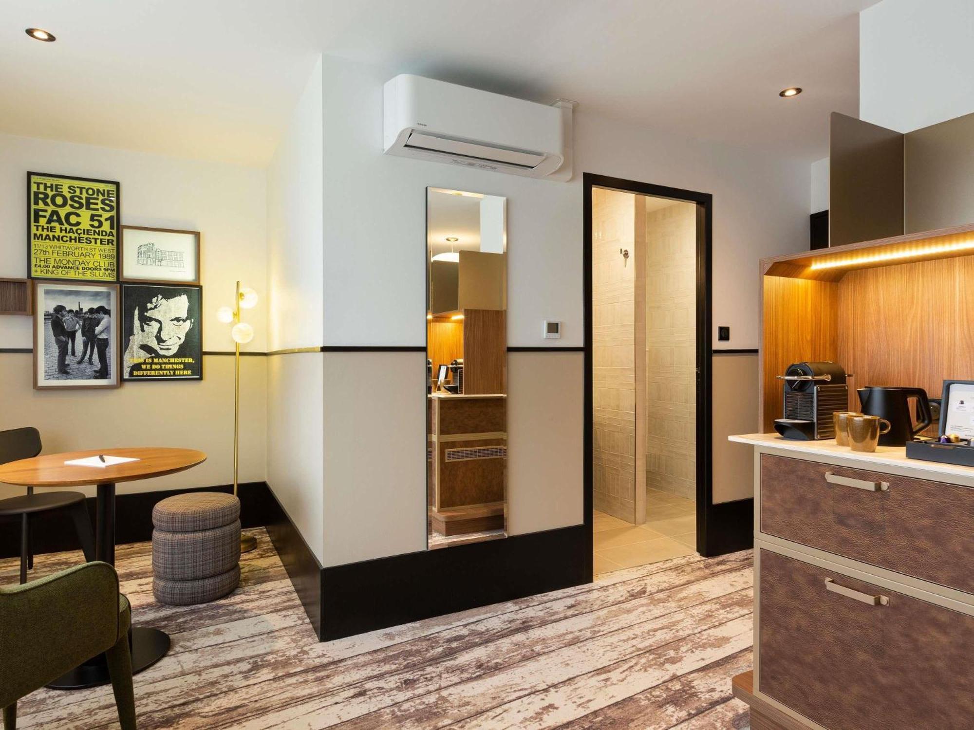 Superior Family Room City View