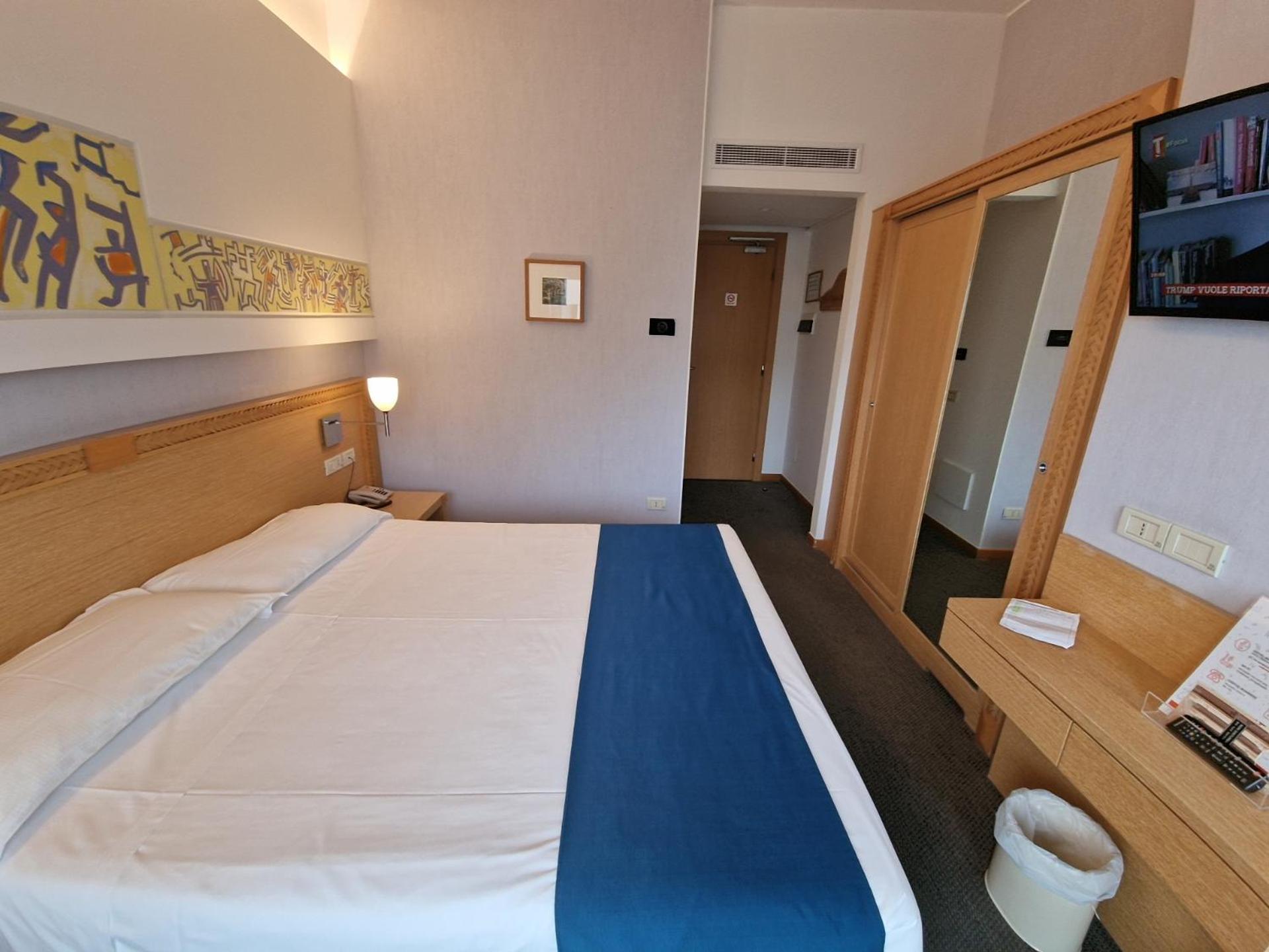 Double or Twin Room Side Sea View