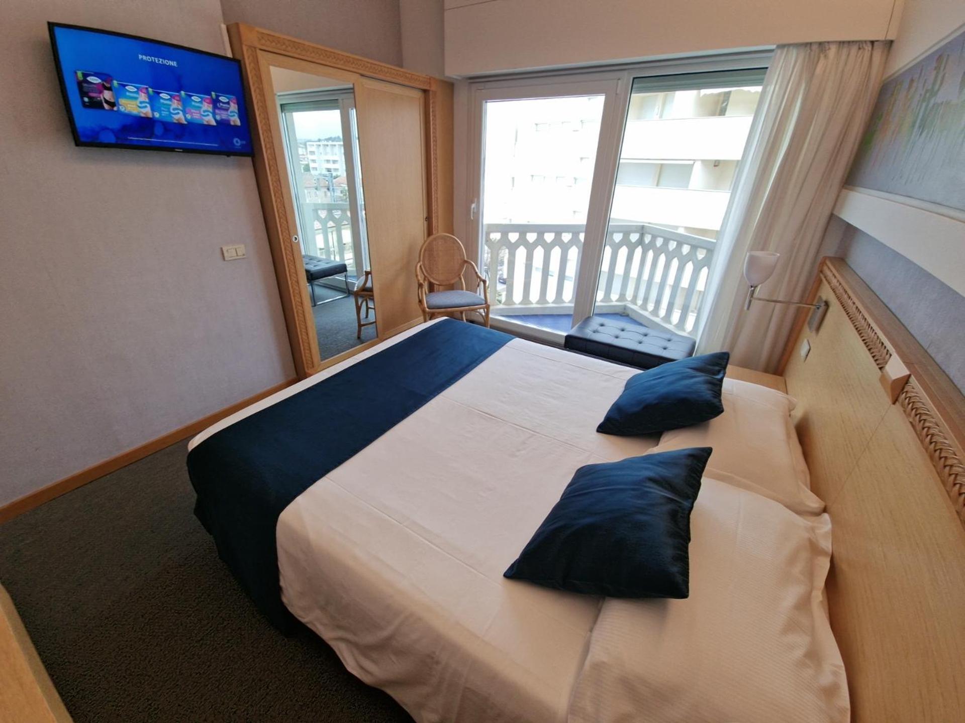 Double or Twin Room Side Sea View