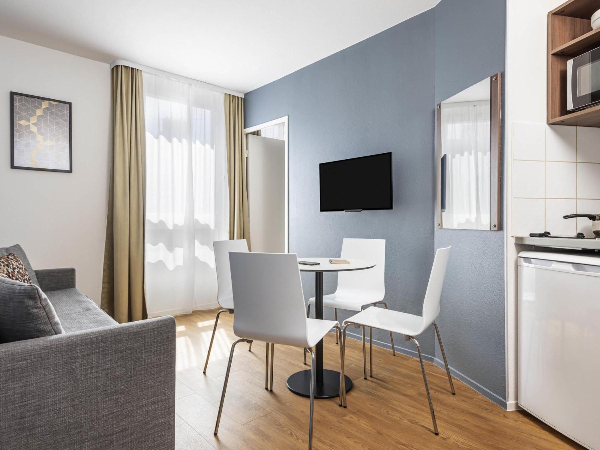 One-Bedroom Apartment Twin Beds
