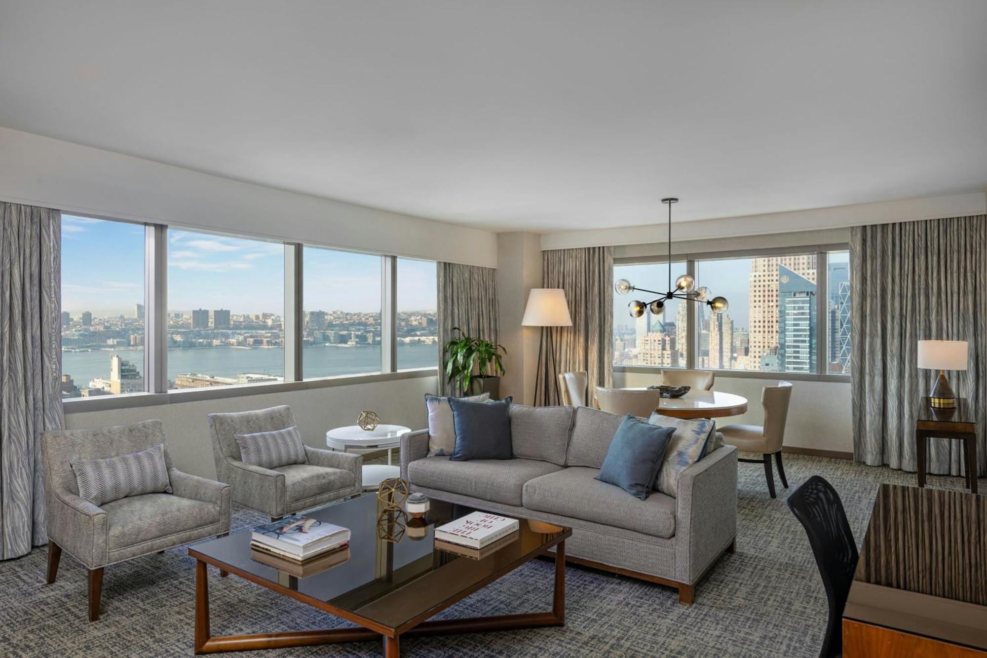 One-Bedroom Suite 1 King Sofa bed Skyline view