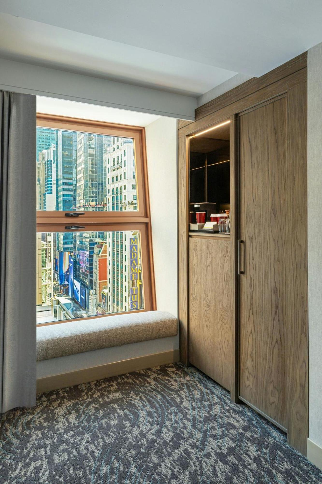 Grand Deluxe Corner King Larger Guest room 1 King
