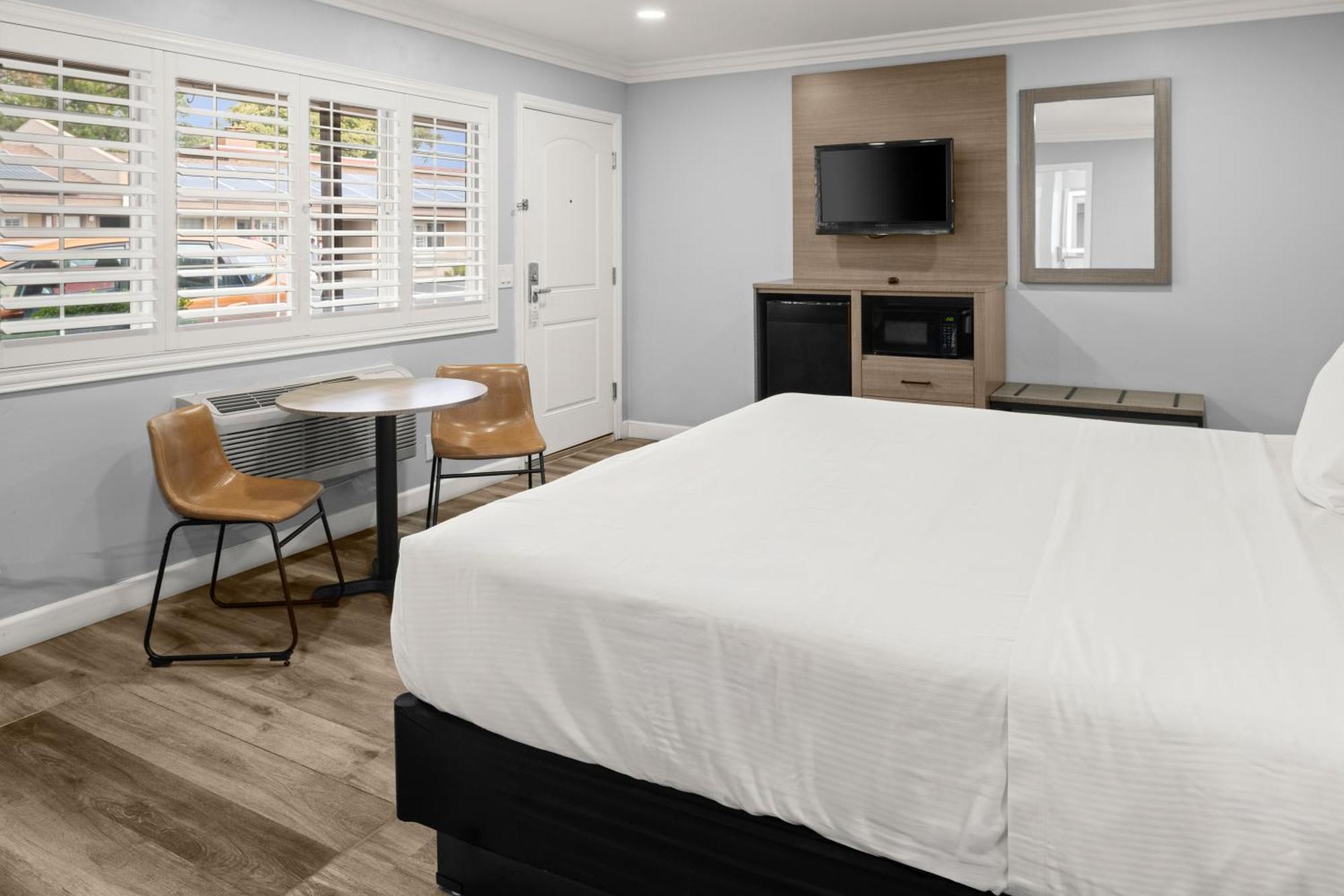 Two-Bedroom Suite 1 King & 1 King