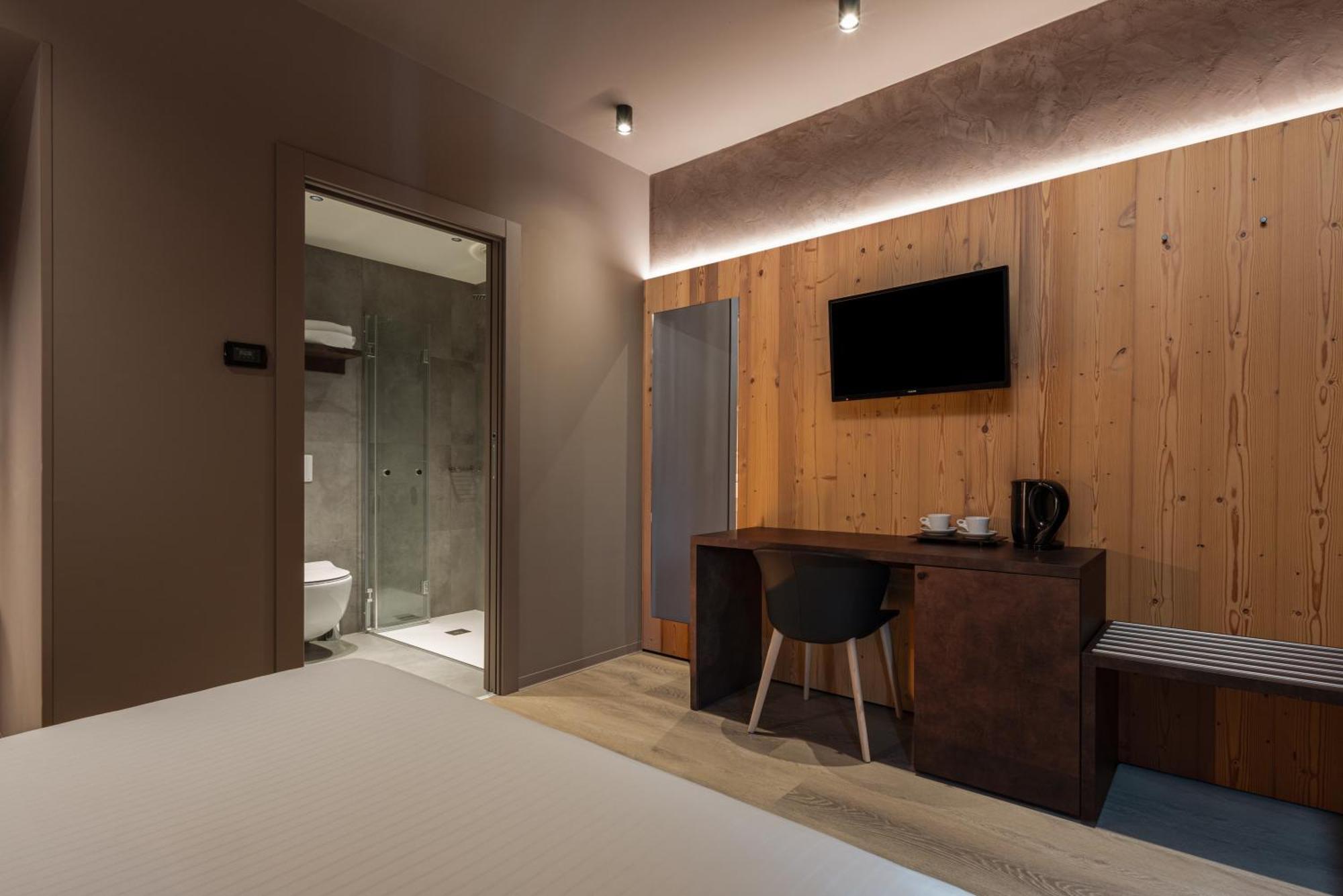 Deluxe Double or Twin Room Pool Access