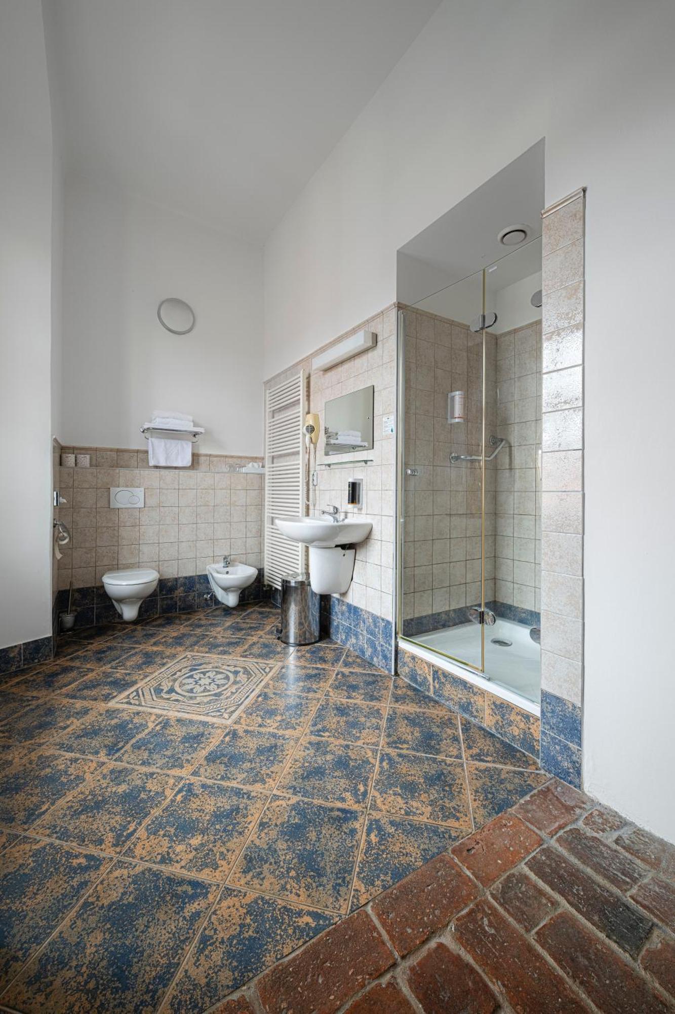 Deluxe One-Bedroom Apartment