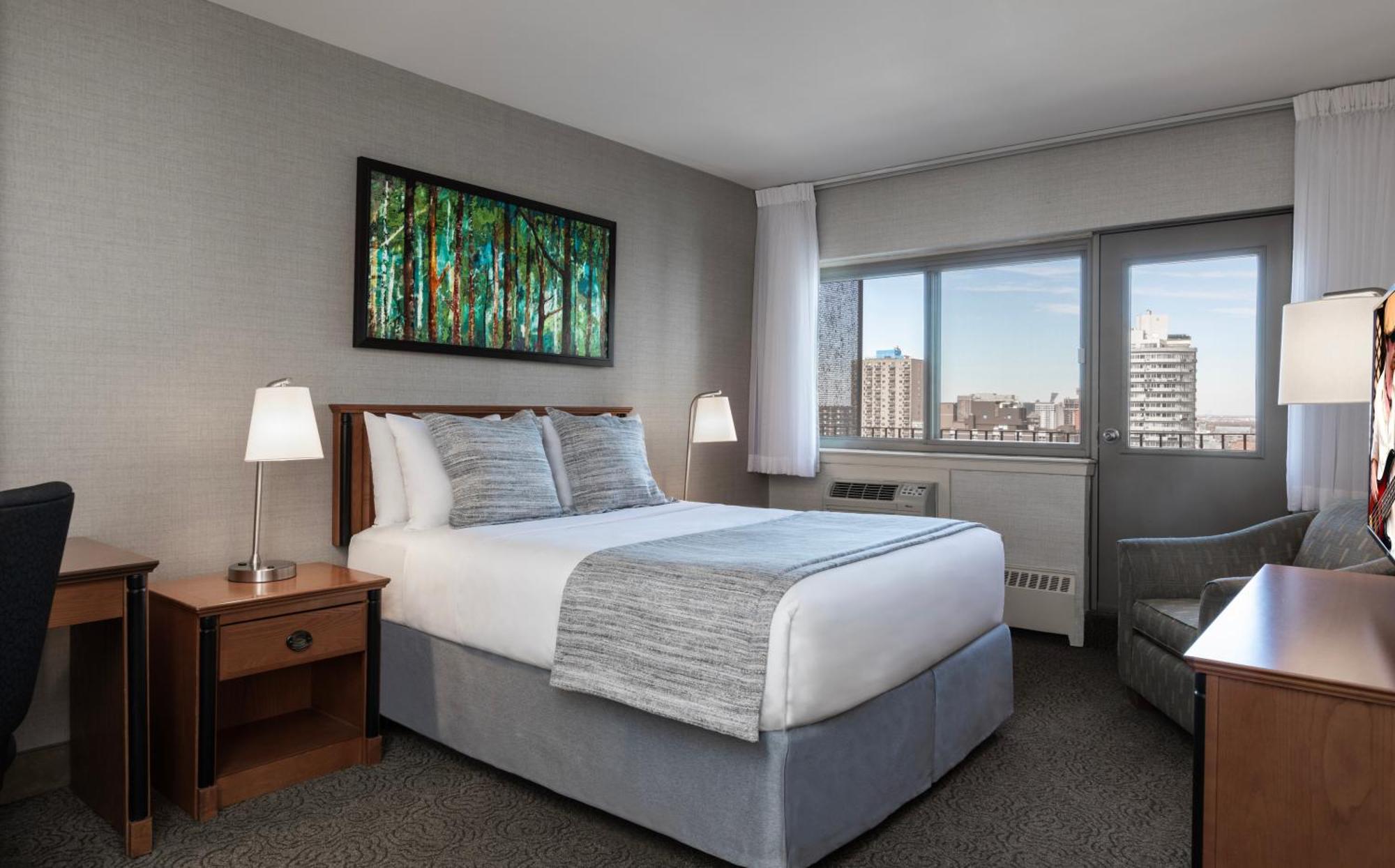 Deluxe Queen Suite