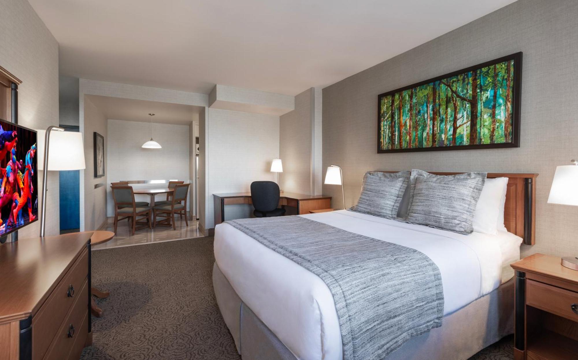 Deluxe Queen Suite