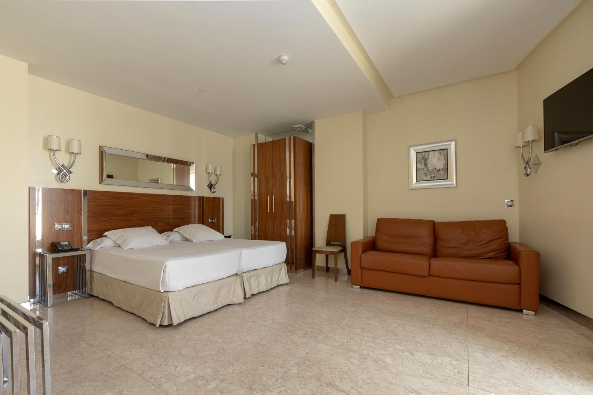 Standard Twin Room with Sofa,1765307357:JPEG