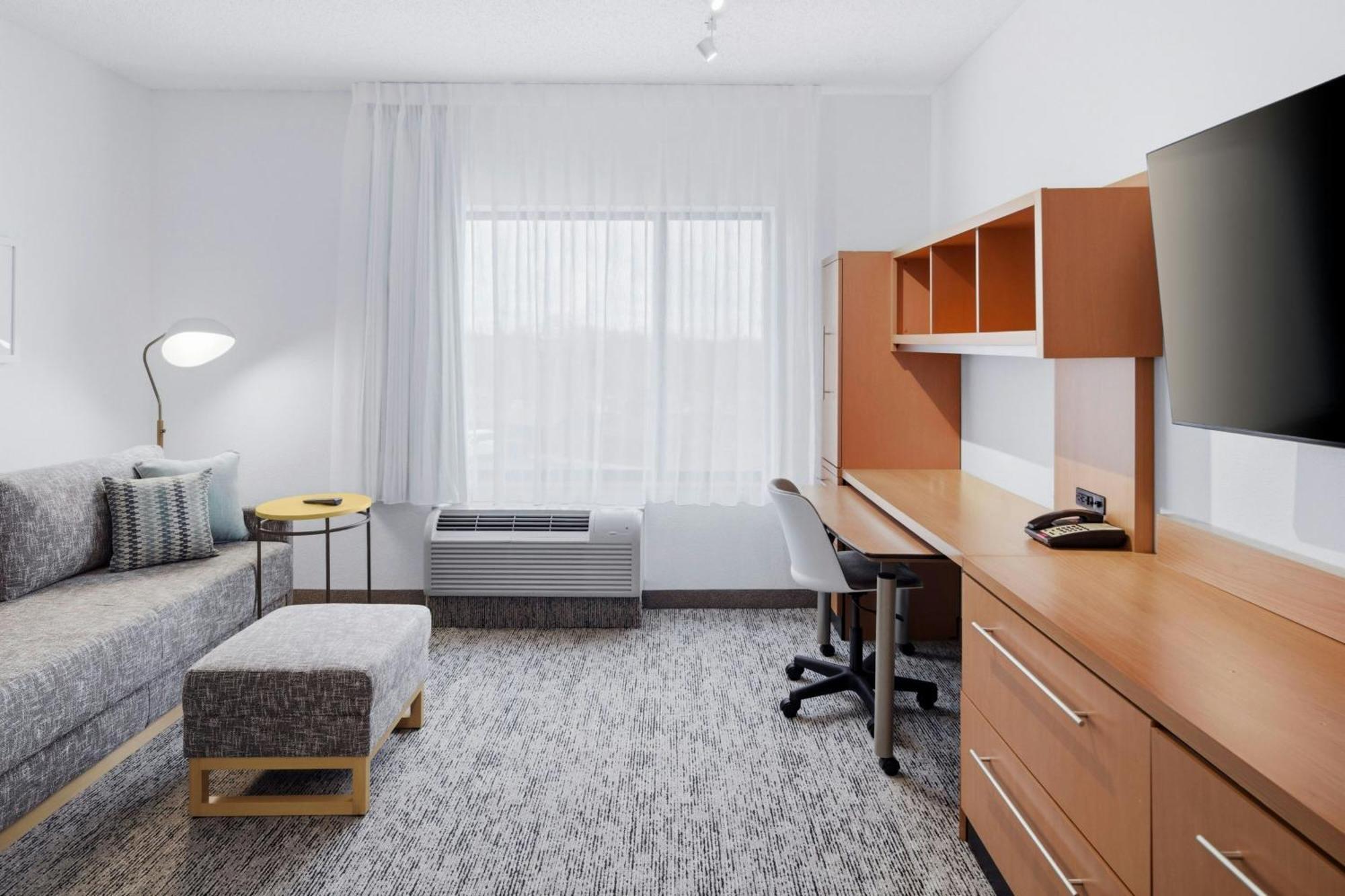 One-Bedroom Queen Suite