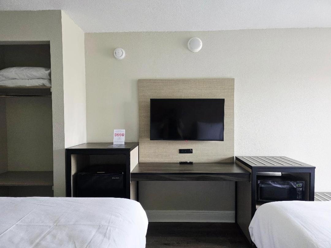 Quadruple Room with Two Queen Beds and Roll-In Shower - Disability Access/Non Smoking
