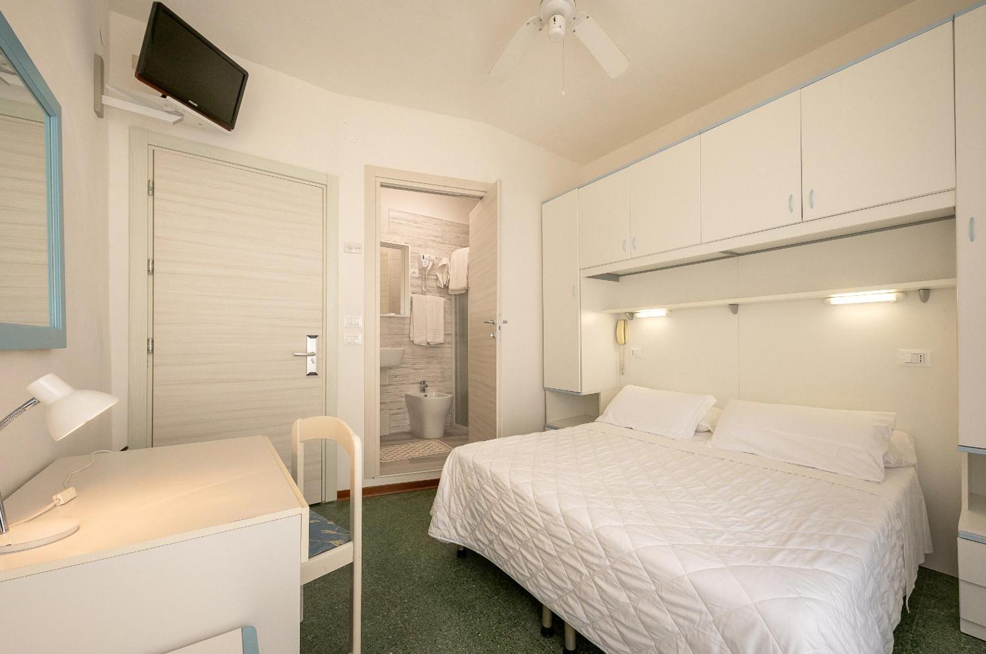 Double or Twin Room Balcony Partial Sea View