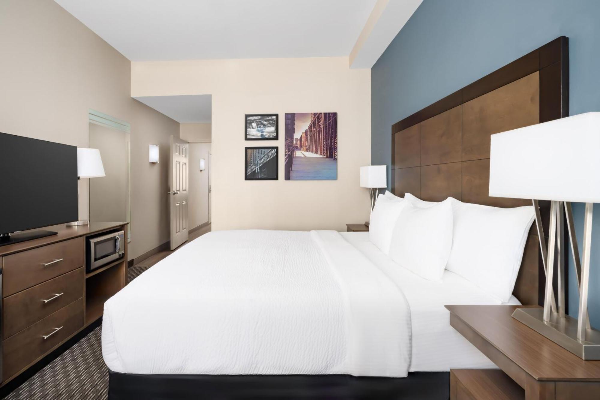 One-Bedroom Suite One King Bed One Queen Trundle Bed Non-Smoking