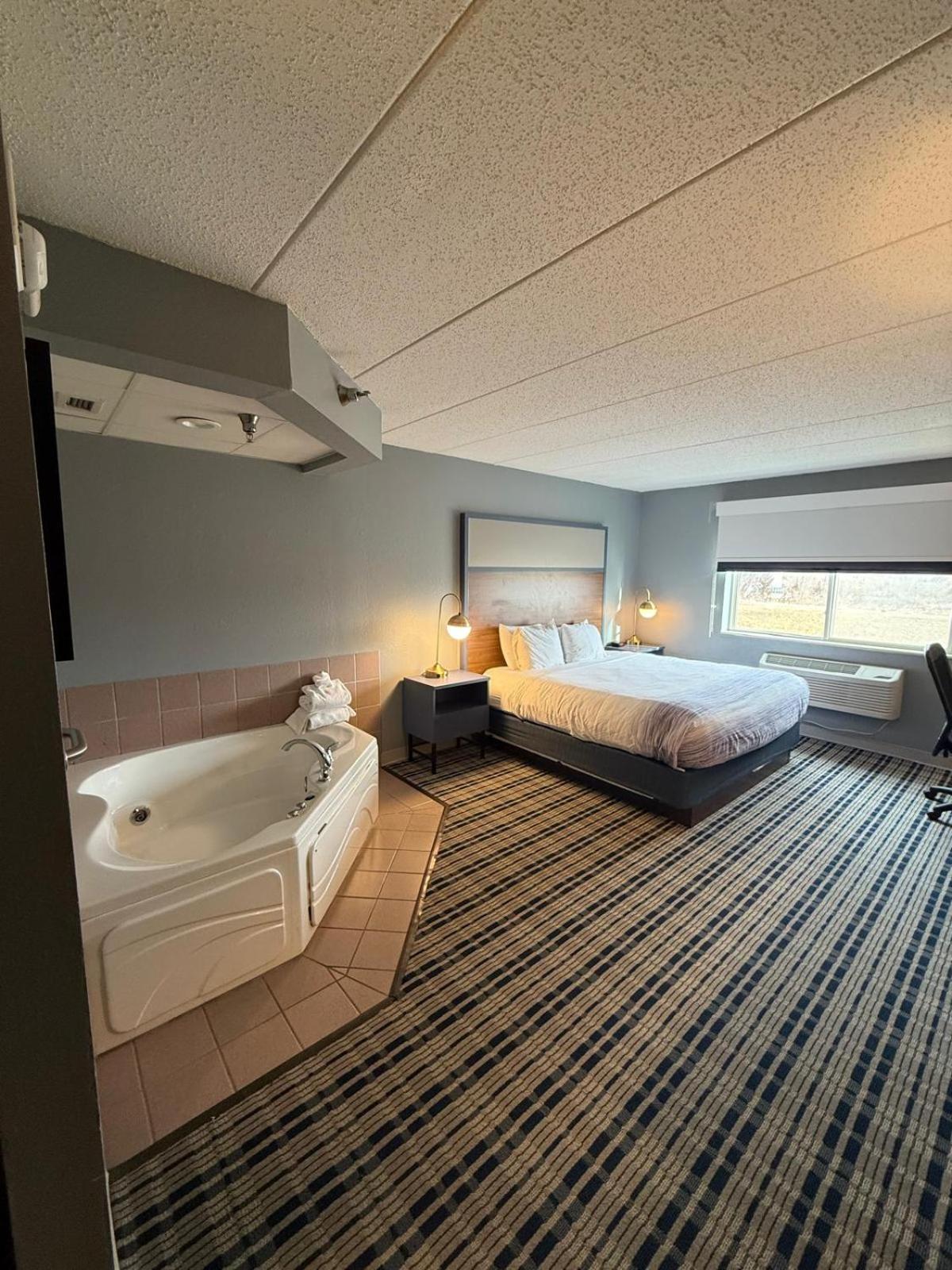 Deluxe One-Bedroom King Suite Jetted Tub Non-Smoking