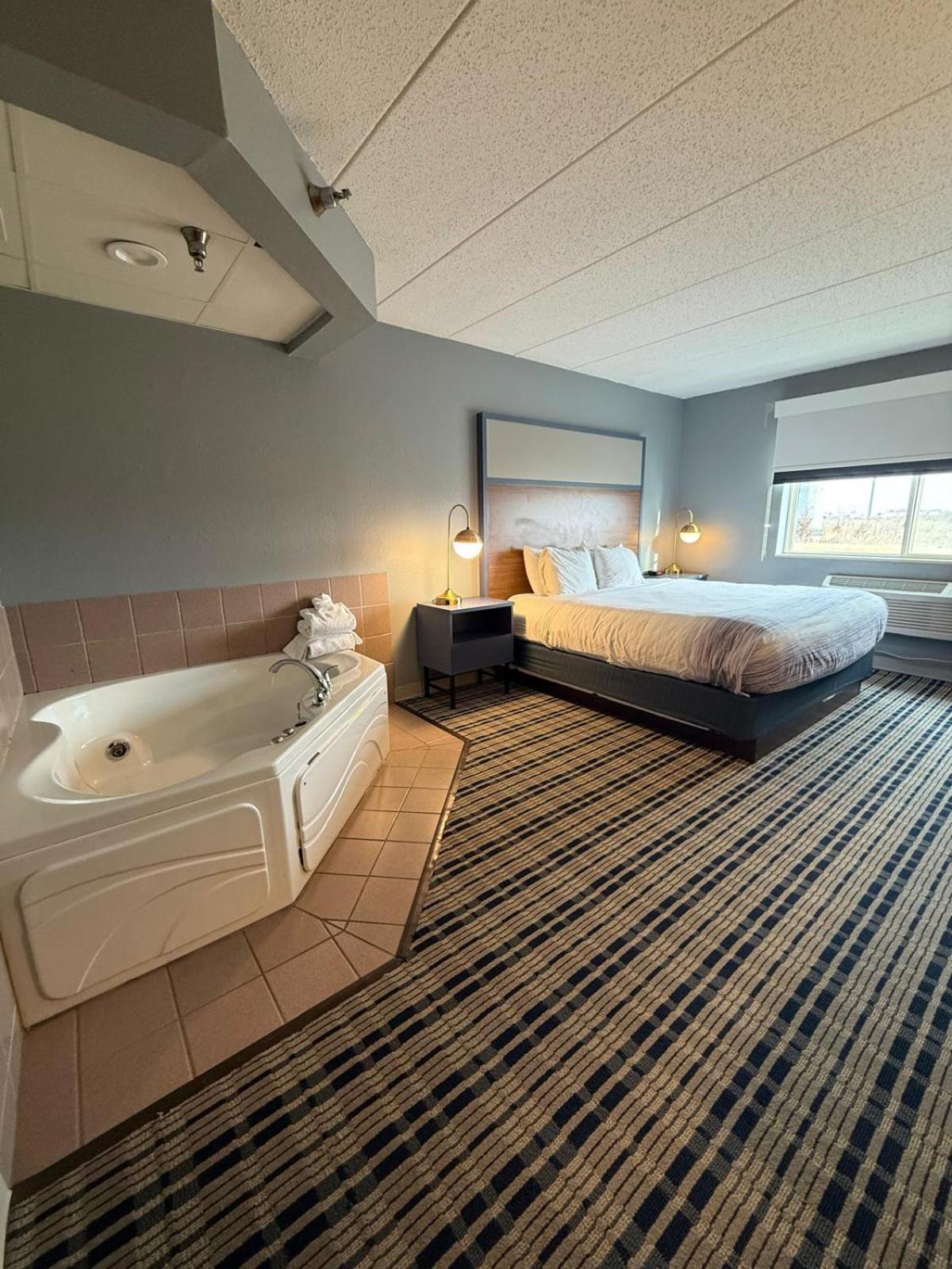 Deluxe One-Bedroom King Suite Jetted Tub Non-Smoking