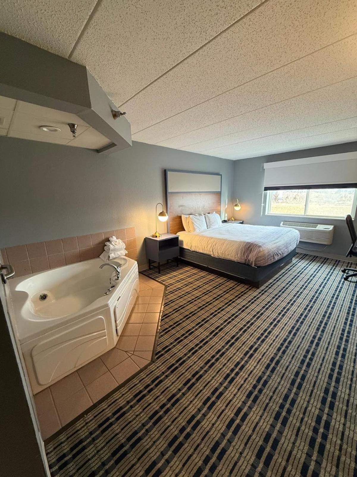 Deluxe One-Bedroom King Suite Jetted Tub Non-Smoking