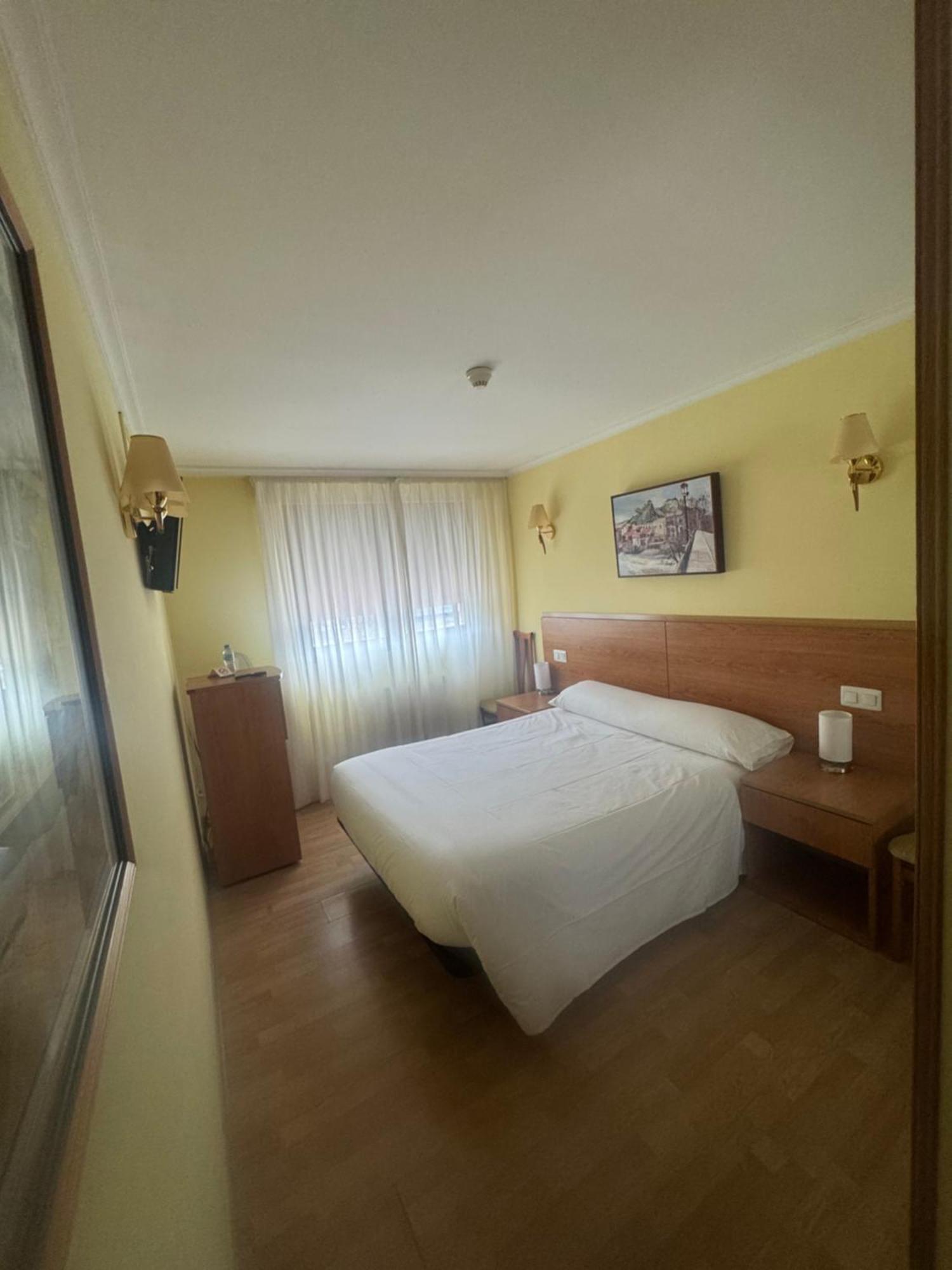 Habitación con cama grande