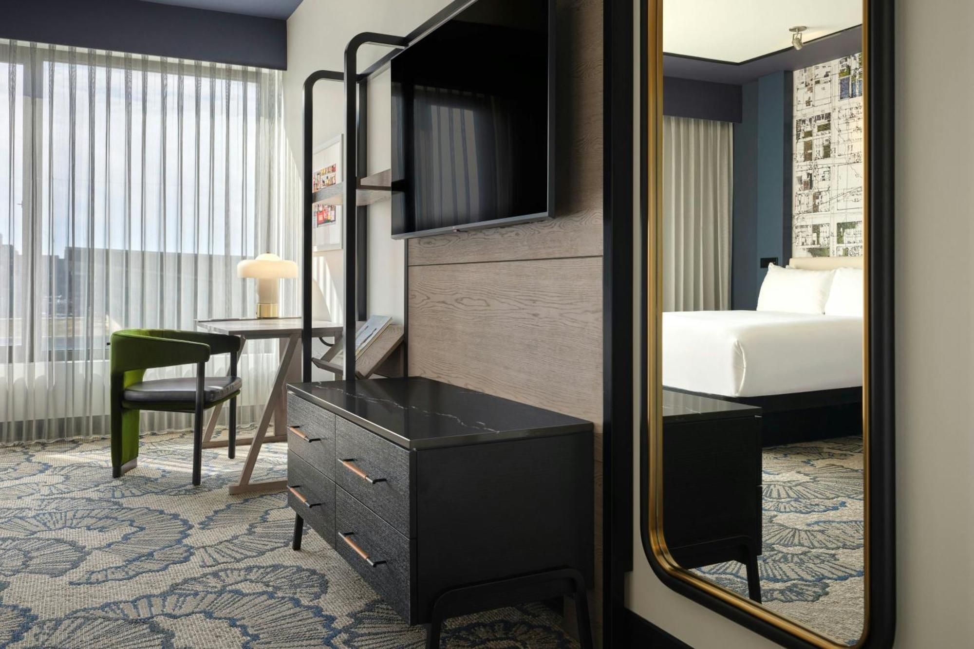 Deluxe King Room City View