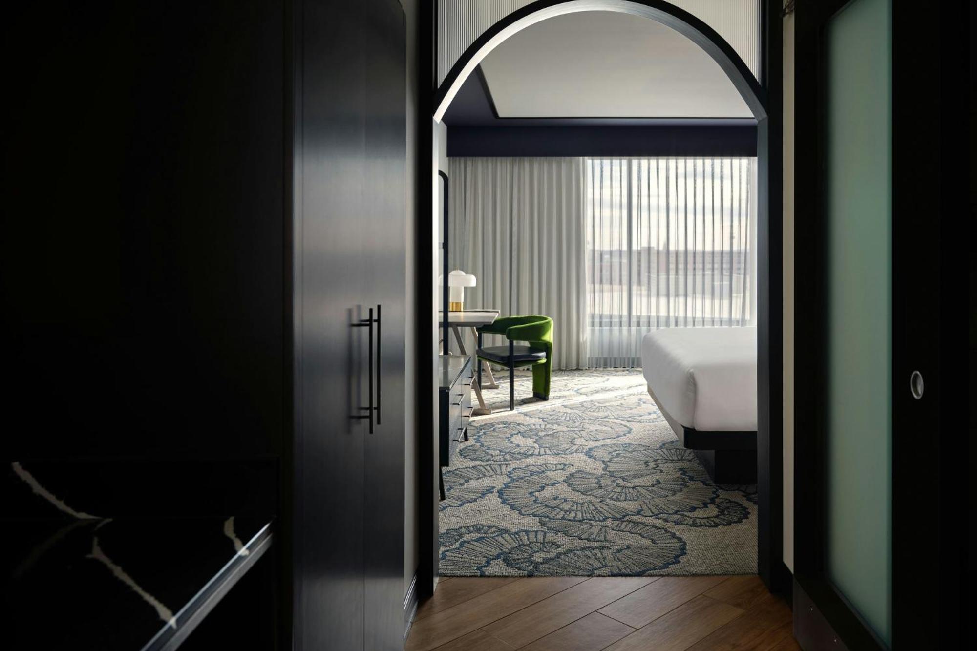 Deluxe King Room City View