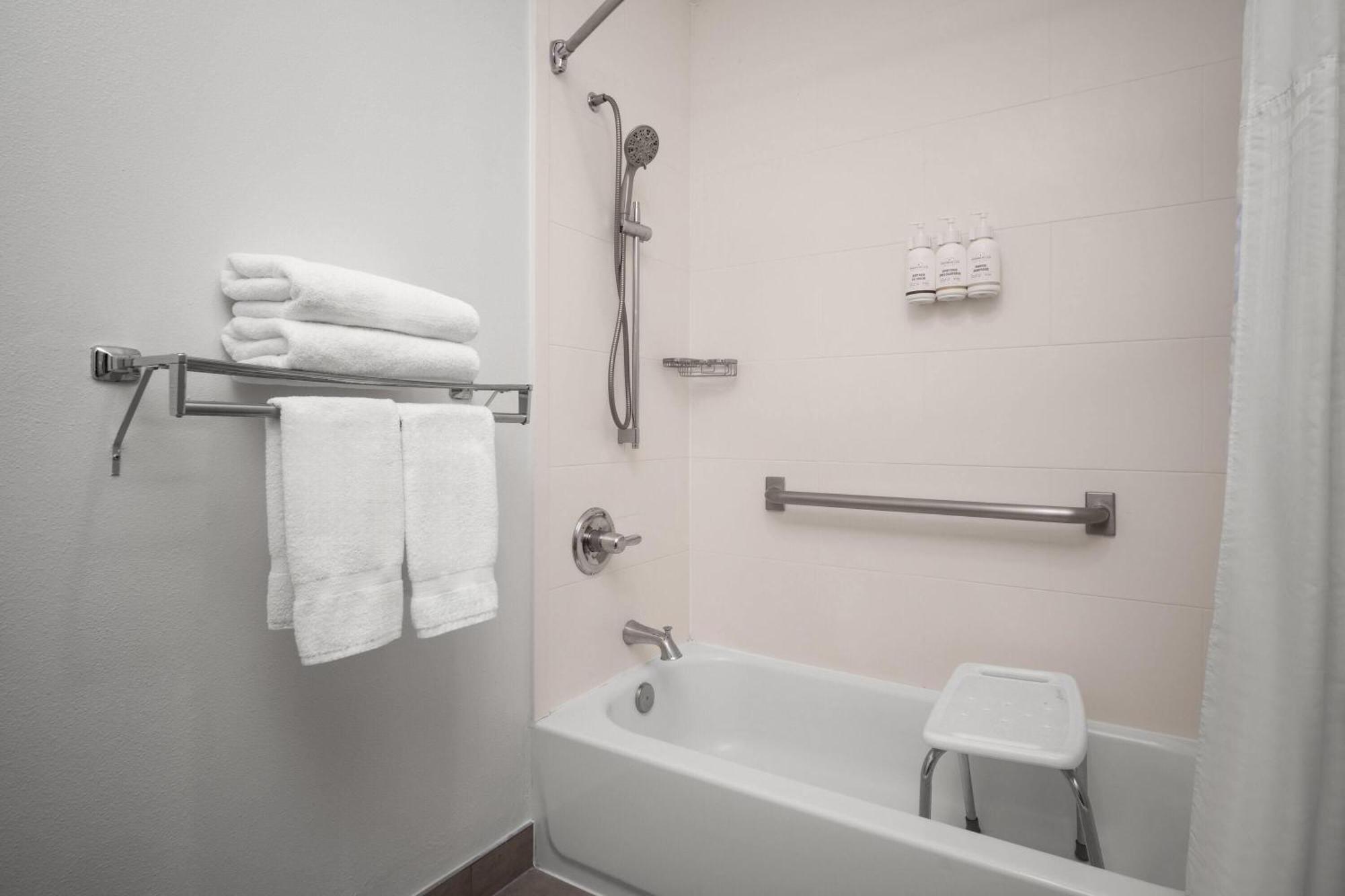 Queen Room with Bathtub w/Grab Bars - Mobility/Hearing Accessible/Non-Smoking