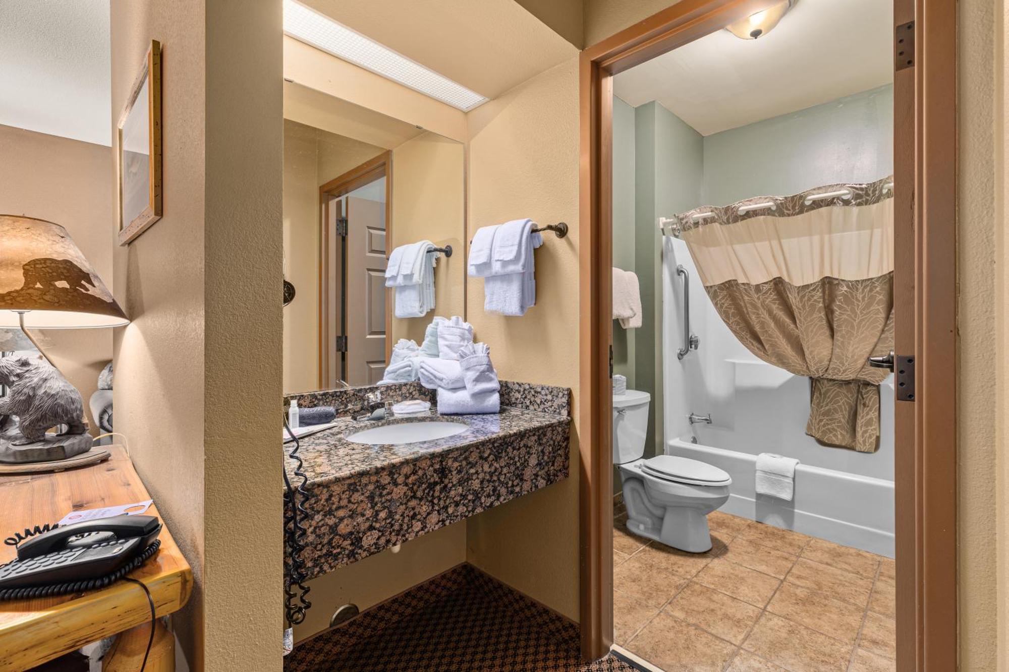 Standard Room with Jetted Tub and Full Kitchen - Non-Smoking,1765335654:JPEG