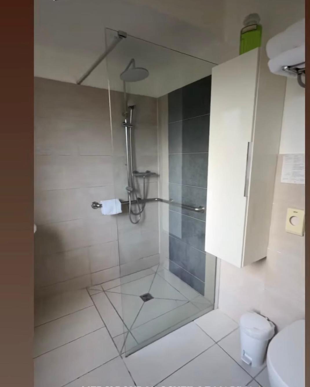 Double room italian shower Air Conditioning