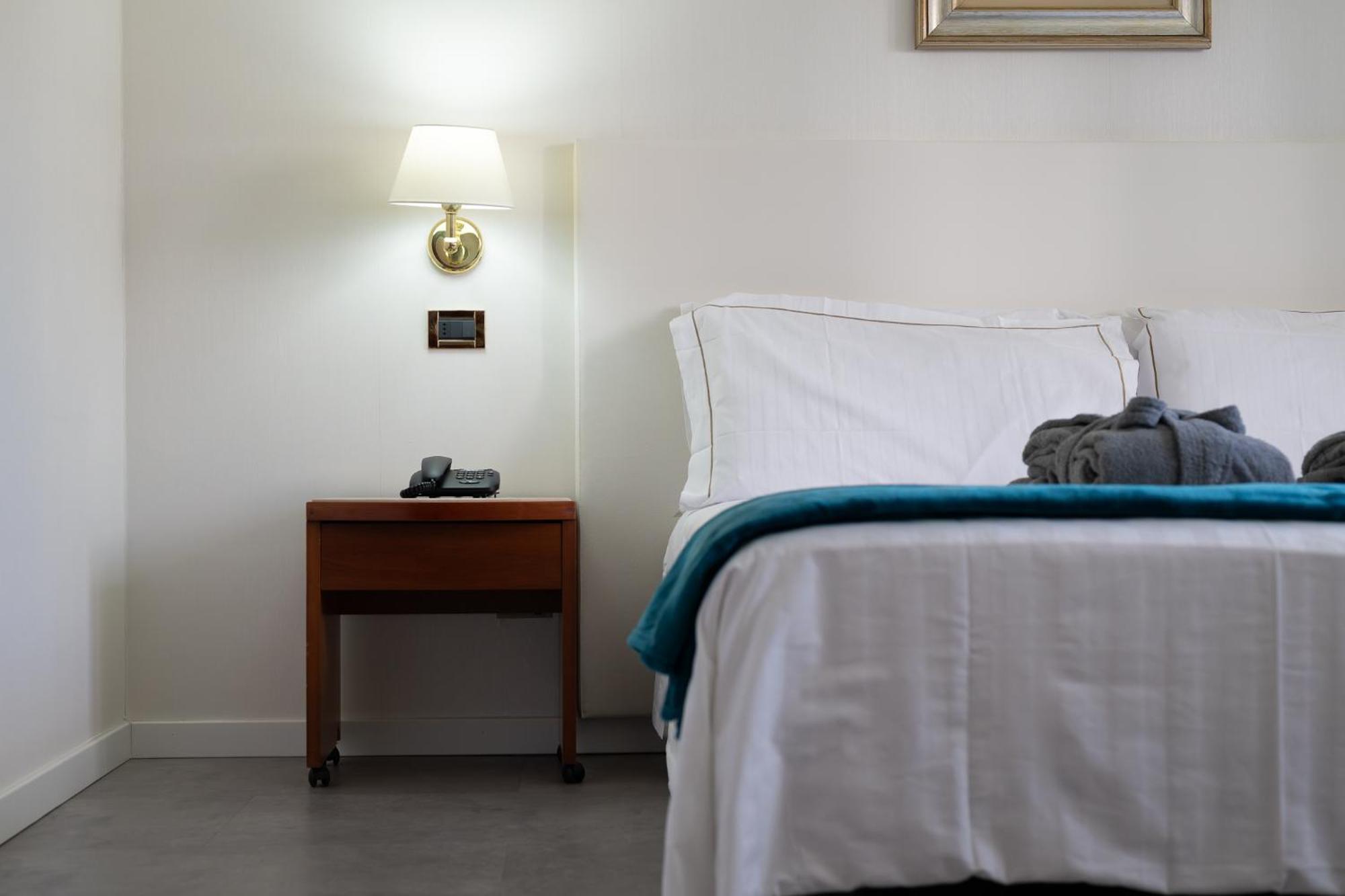 Double or Twin Room partial Lake View