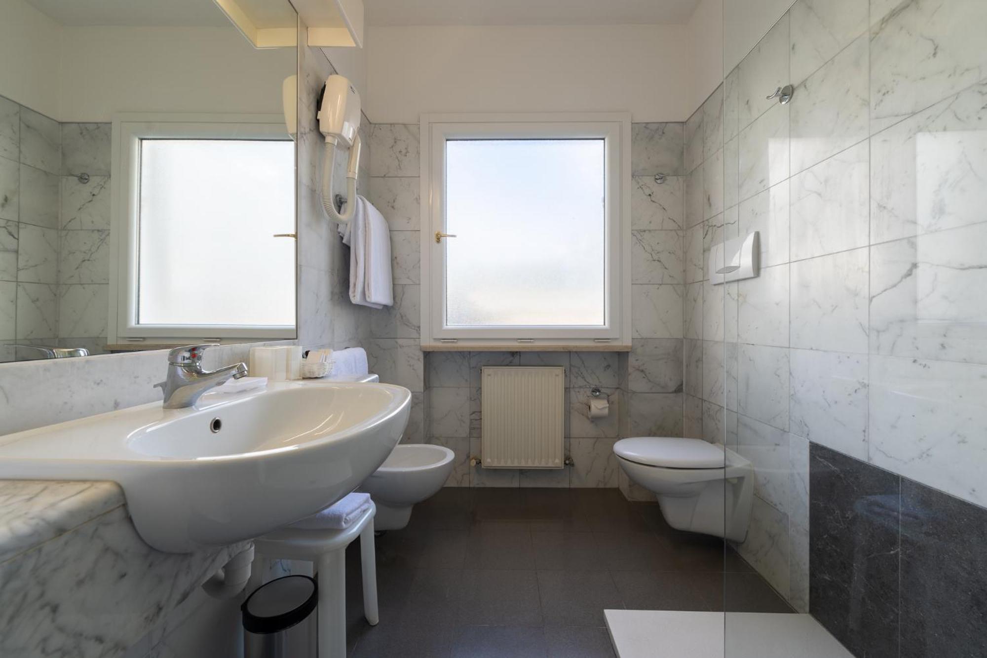 Double or Twin Room partial Lake View