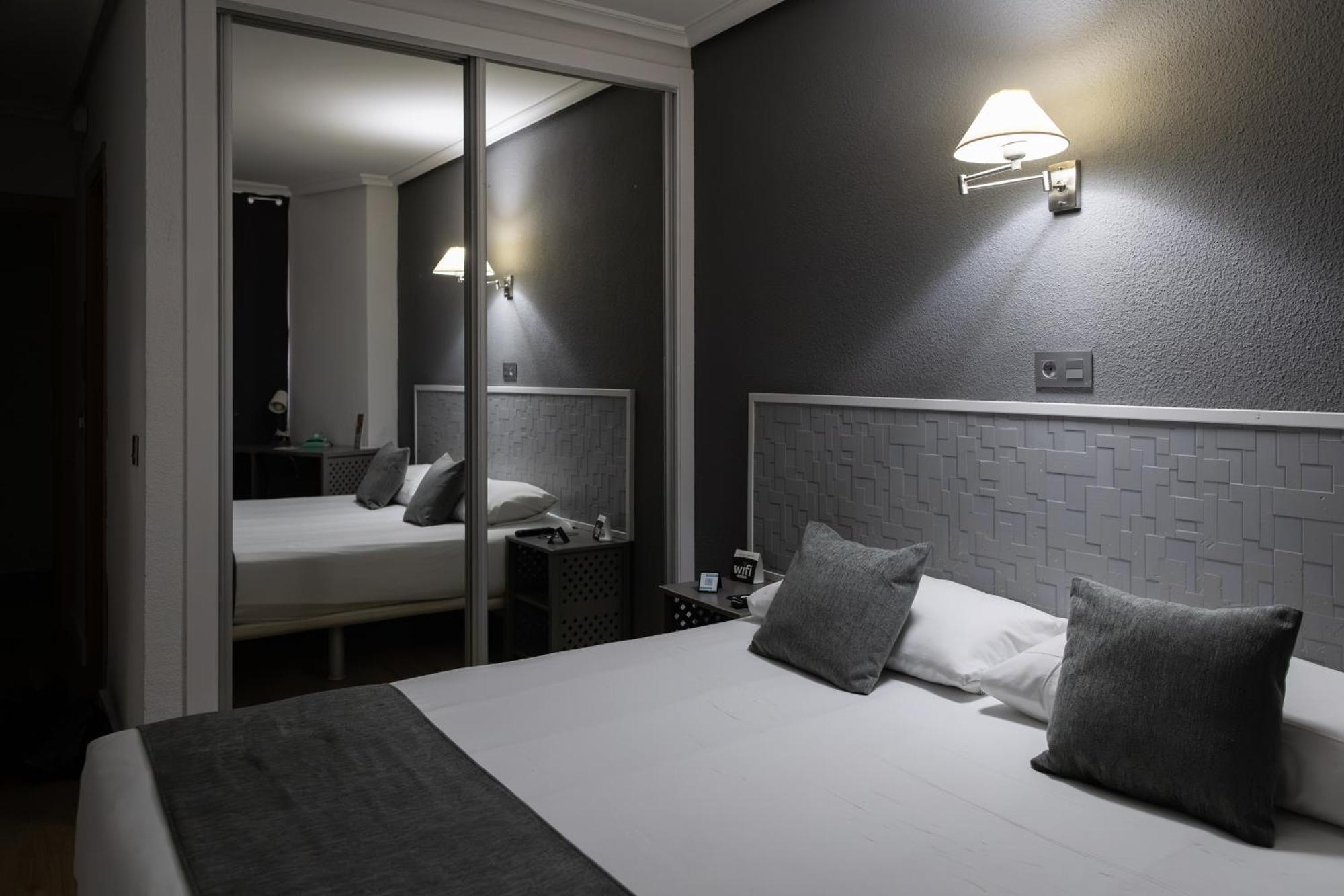Habitación con cama extragrande.