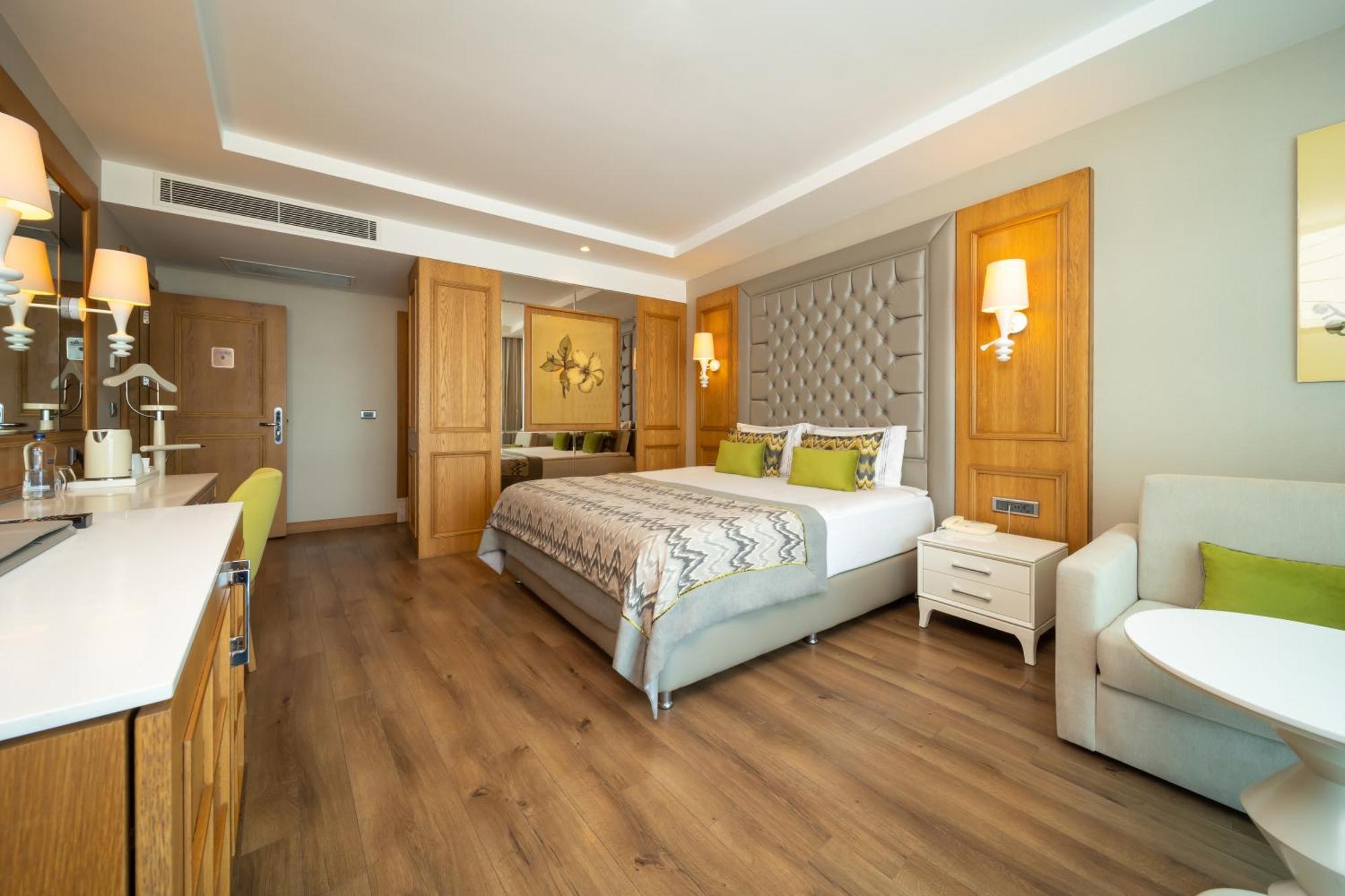 Deluxe Suite Room Land Golf View