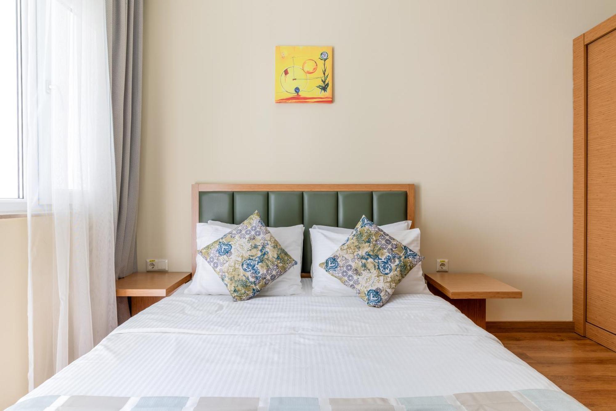 Deluxe One-Bedroom Apartment