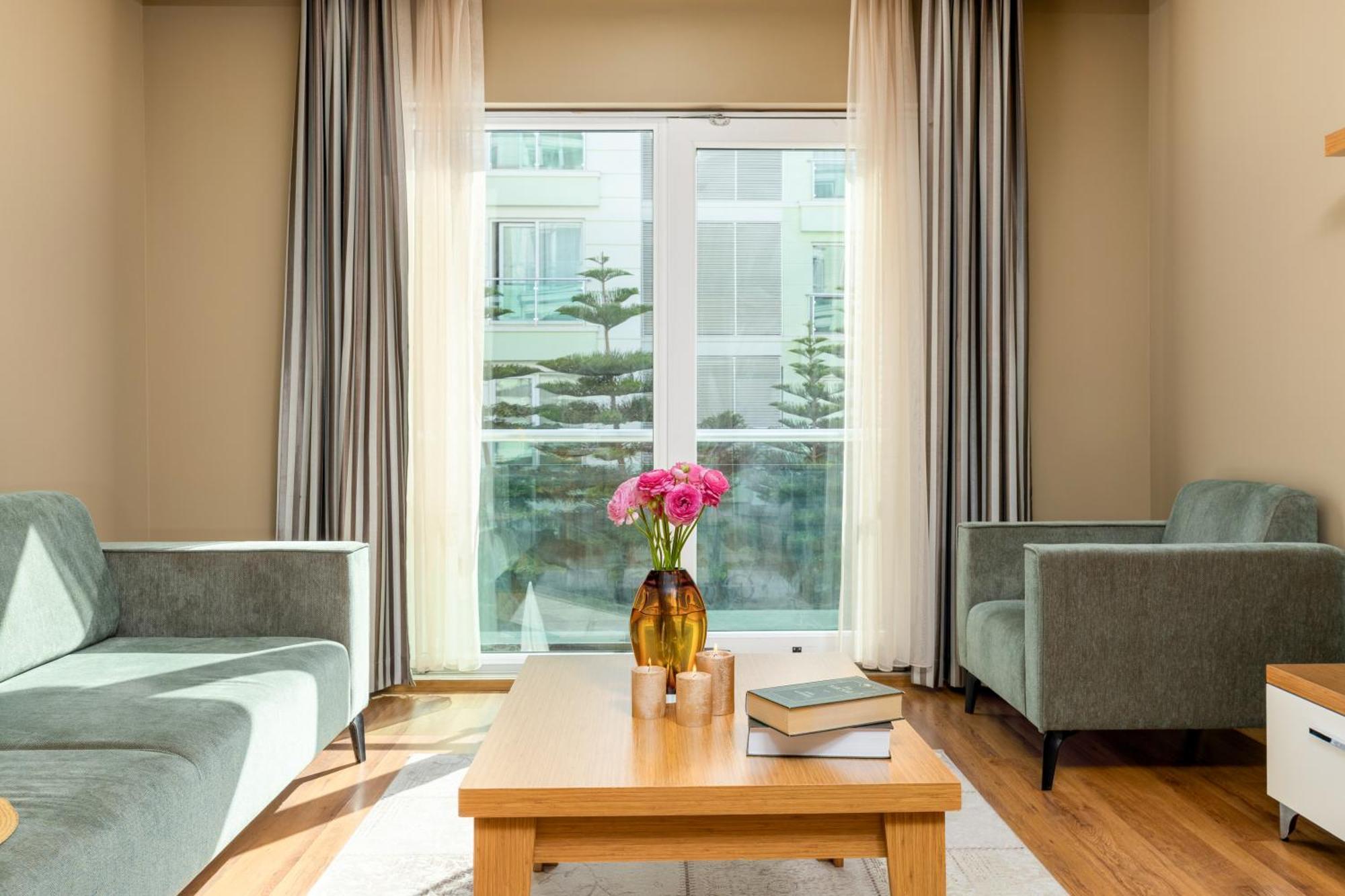 Deluxe One-Bedroom Apartment