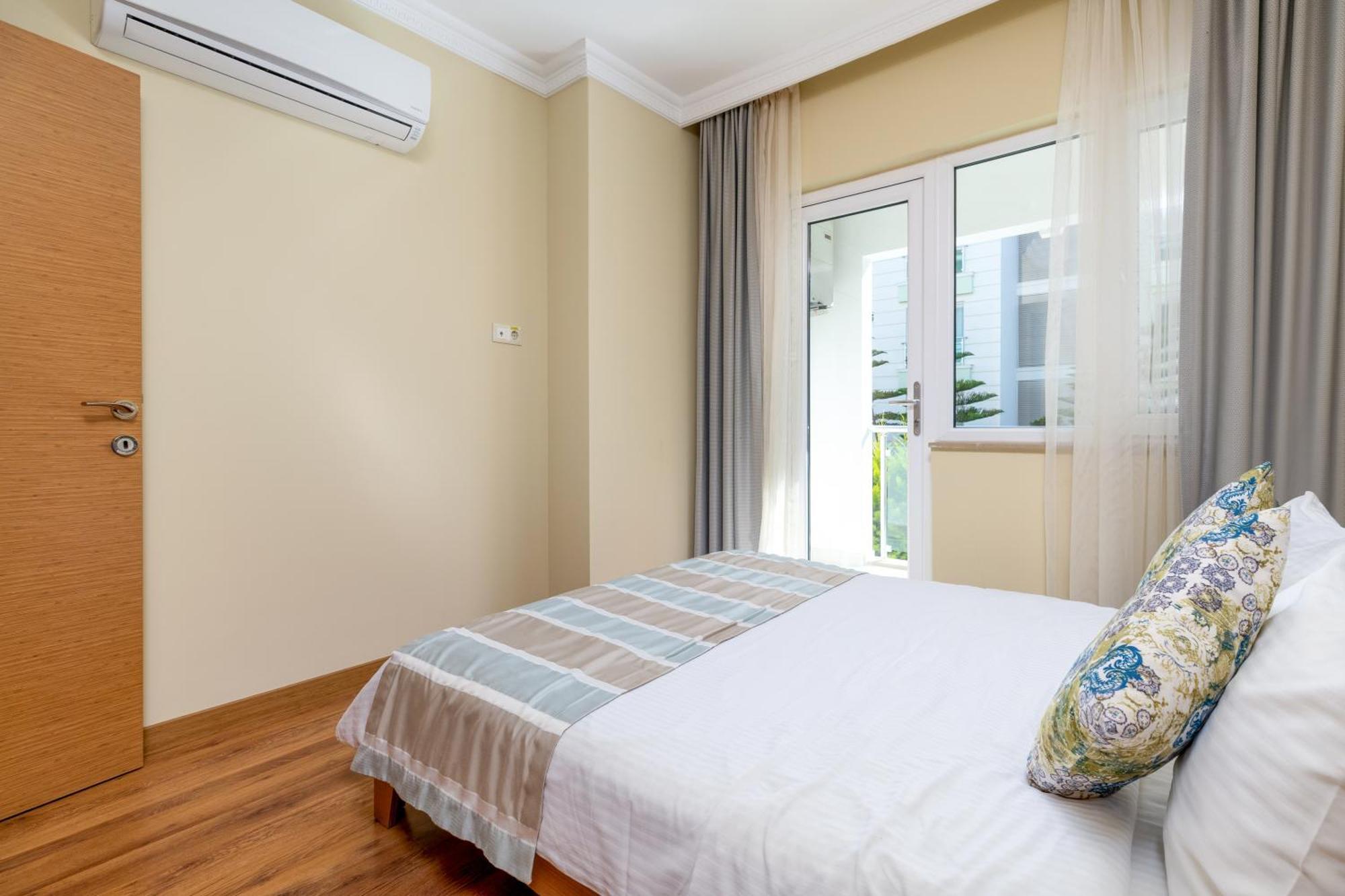 Deluxe One-Bedroom Apartment
