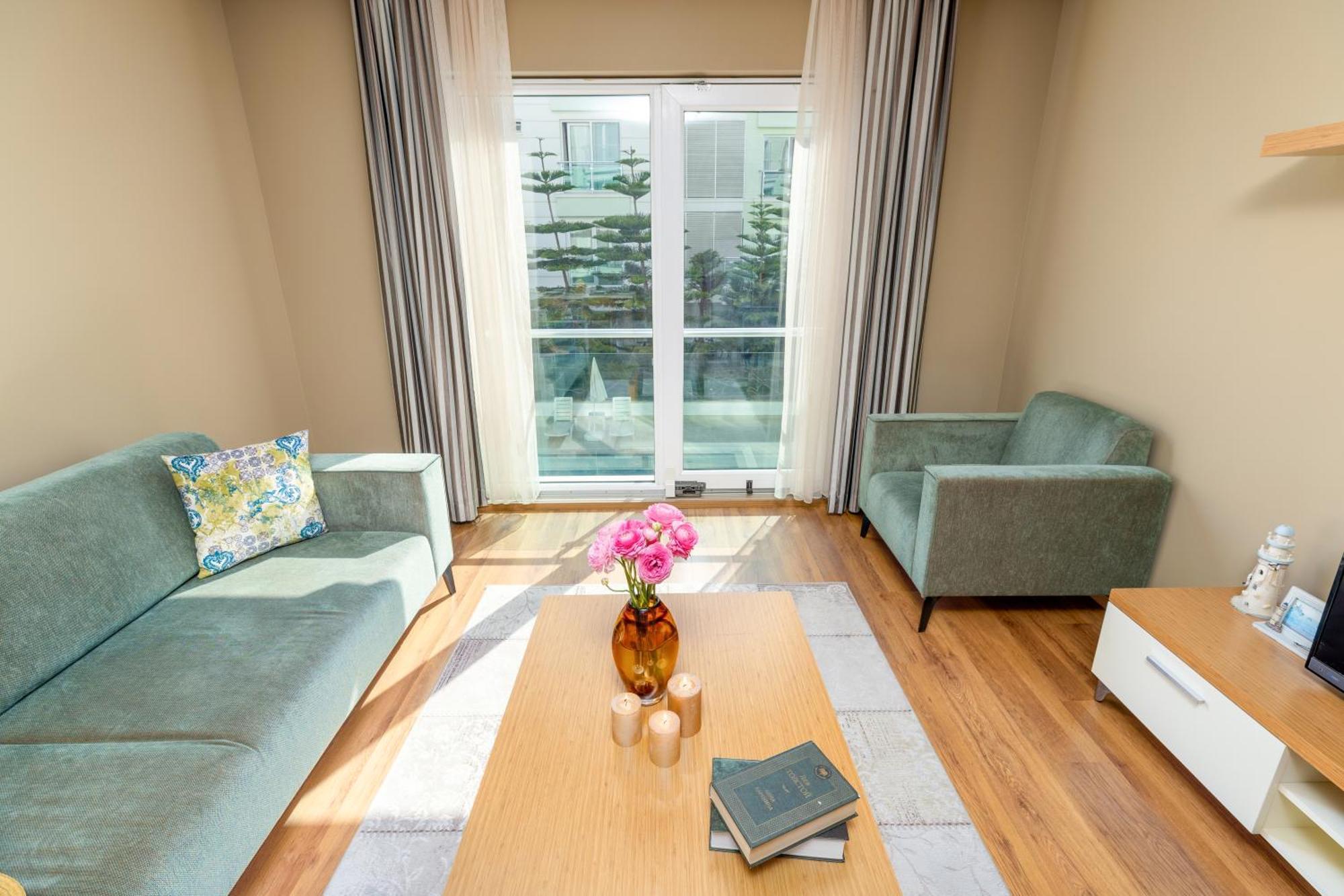 Deluxe One-Bedroom Apartment